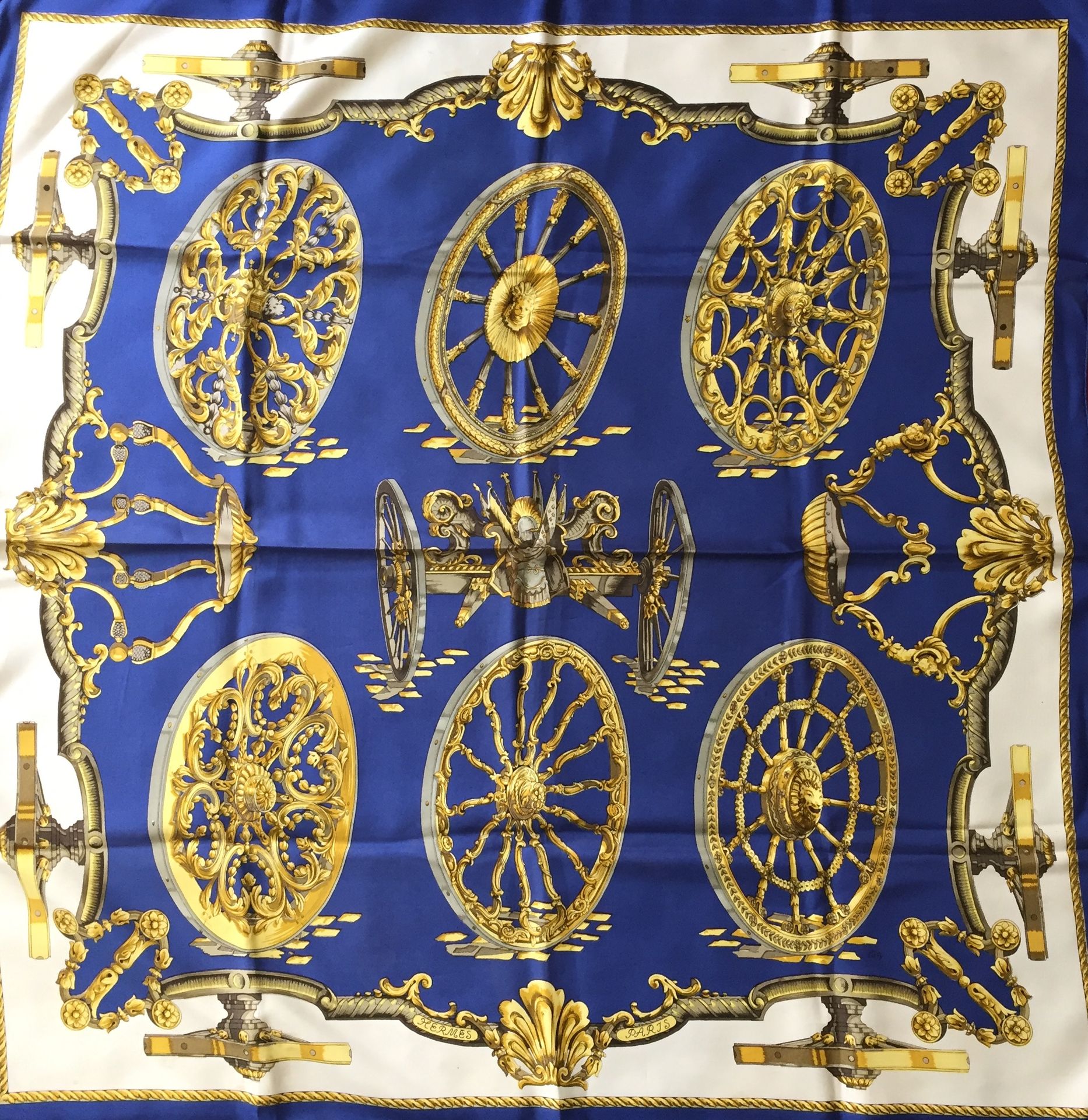 Null HERMES, París

CARRE en sarga de seda sobre fondo azul, decorado con cadena&hellip;