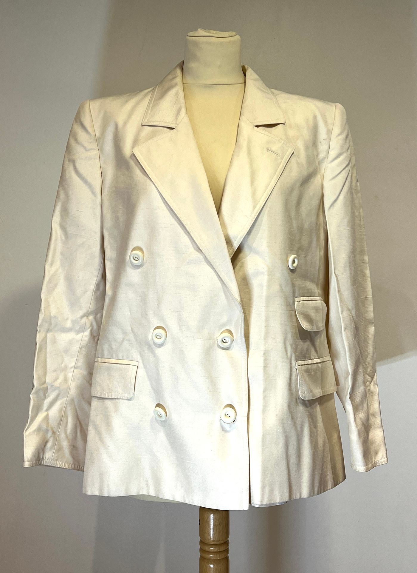 Null VALENTINO MISS V - 米白色真丝长袖双排扣外套，前有三个口袋。尺寸44。有些污渍。