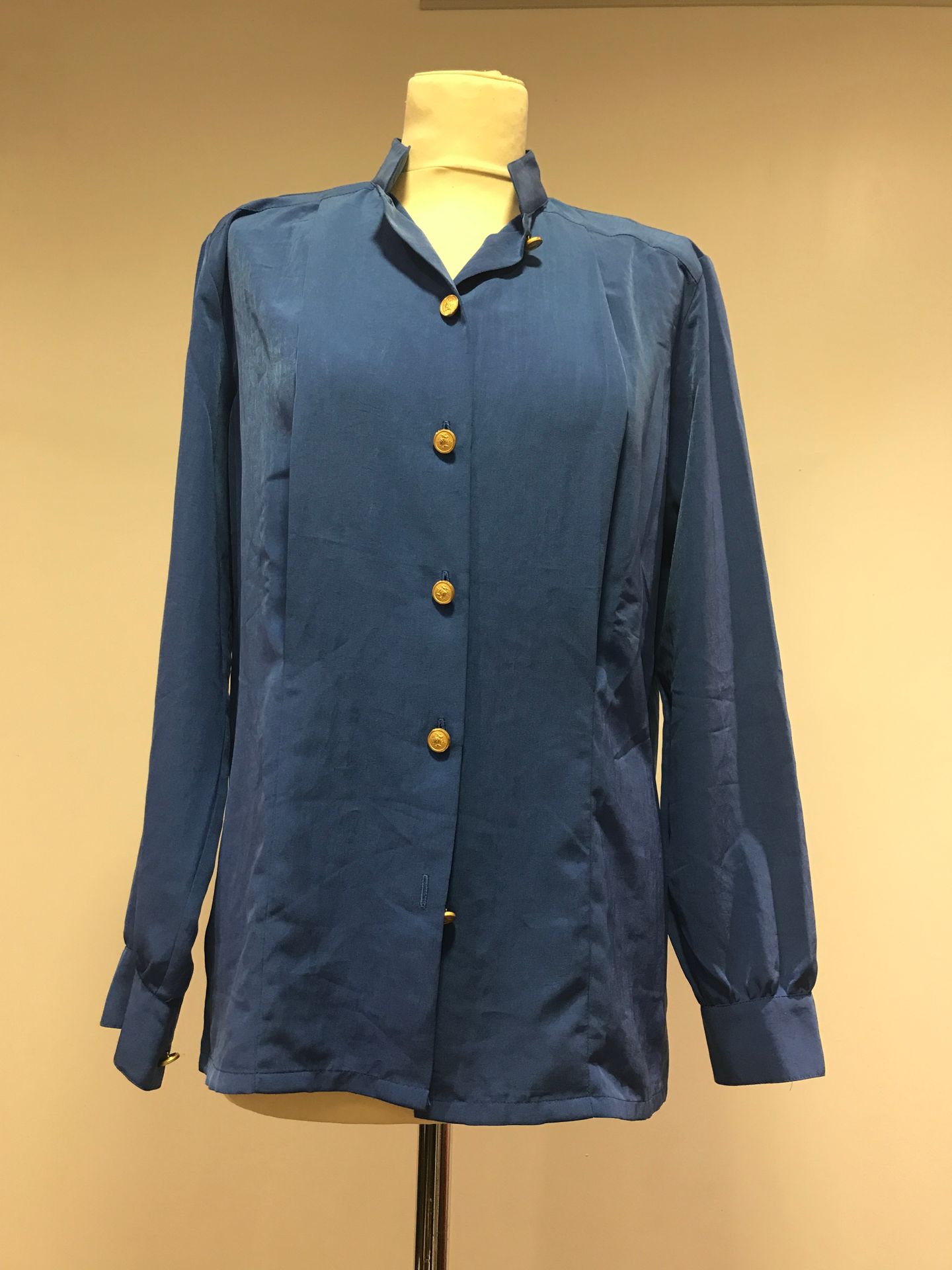 Null BALENCIAGA "les Uniformes" - 靛蓝色丝绸衬衫，军官领，背面和正面有褶皱，袖口和正面用金色金属纽扣封口。约1990年。尺寸3&hellip;