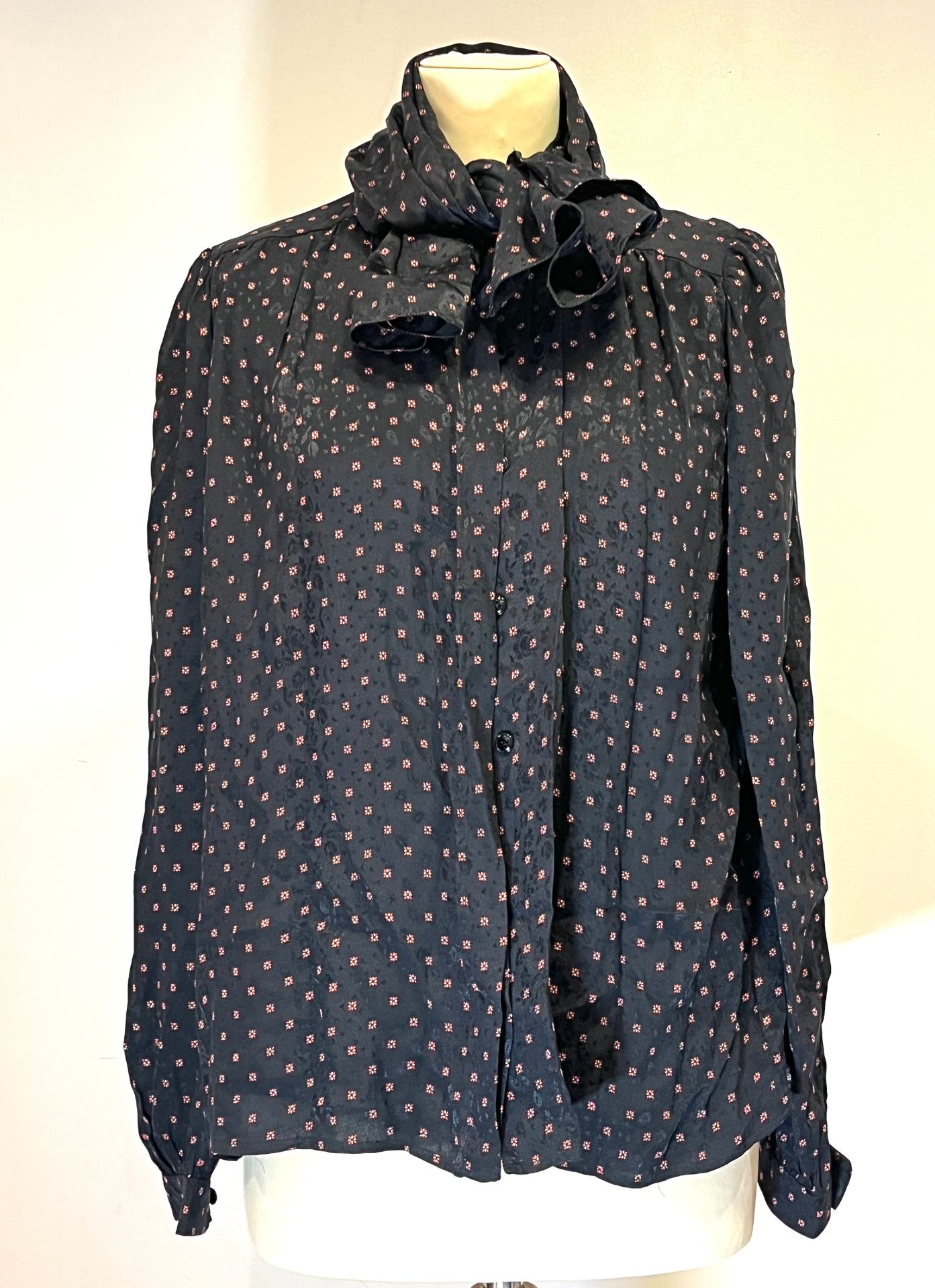 Null VALENTINO BOUTIQUE - 3件丝绸衬衫，其中一件有拉瓦里尔领，另外两件有大衣。尺寸42