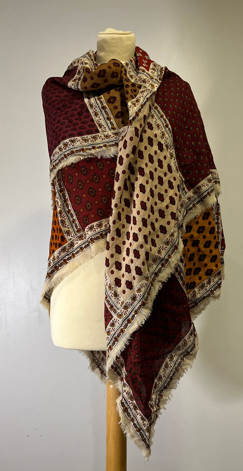 Null SOULEIADO - 普罗旺斯的流苏披肩，由羊毛和丝绸制成，有花朵图案。长度：140厘米，宽度：140厘米