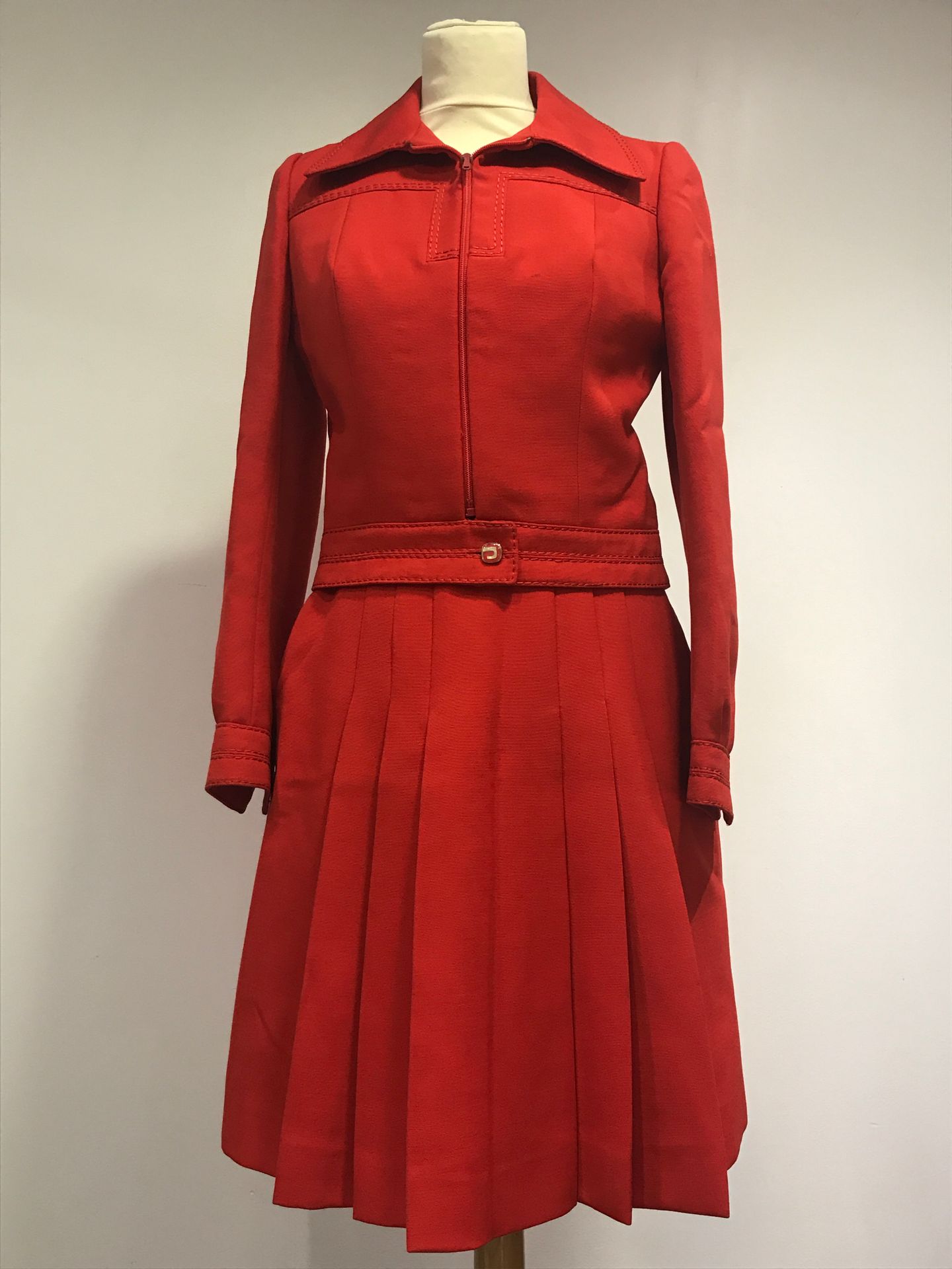Null Lyza Couture - 3件套，裙子和长裤，大红色羊毛布，包括一件 "Bombers "类型的外套，大折领，切割和缝合工作，腰部有皮带，前面有拉&hellip;