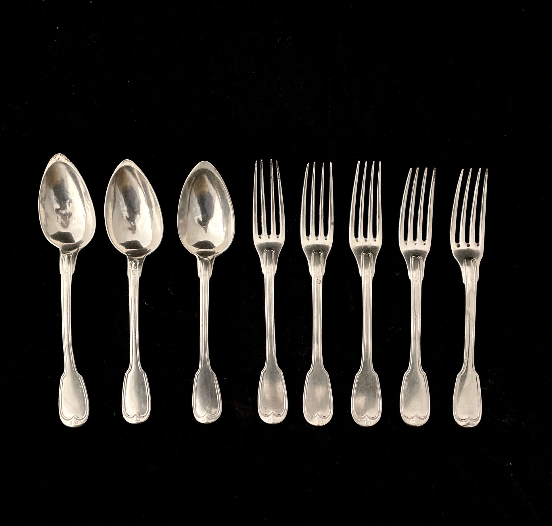 Null 一套3件餐具和两把叉子

银质950°/°Vieillard印记（1919-1938）和巴黎大保证。

净模式。

带图案的 "PP"。

长度：18&hellip;