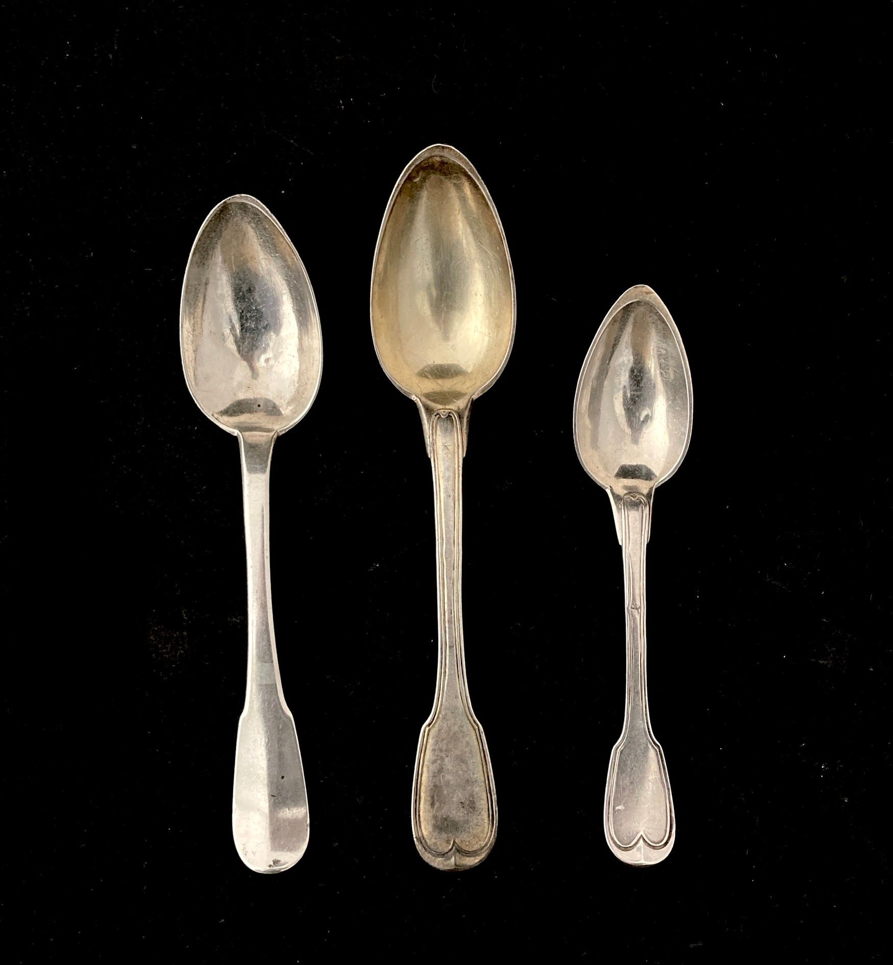 Null 一套2个勺子

银质950°/°，带公鸡标记（1798-1809）。

Uniplat和filet模型。

有图案的

长度：19厘米。



一把银&hellip;