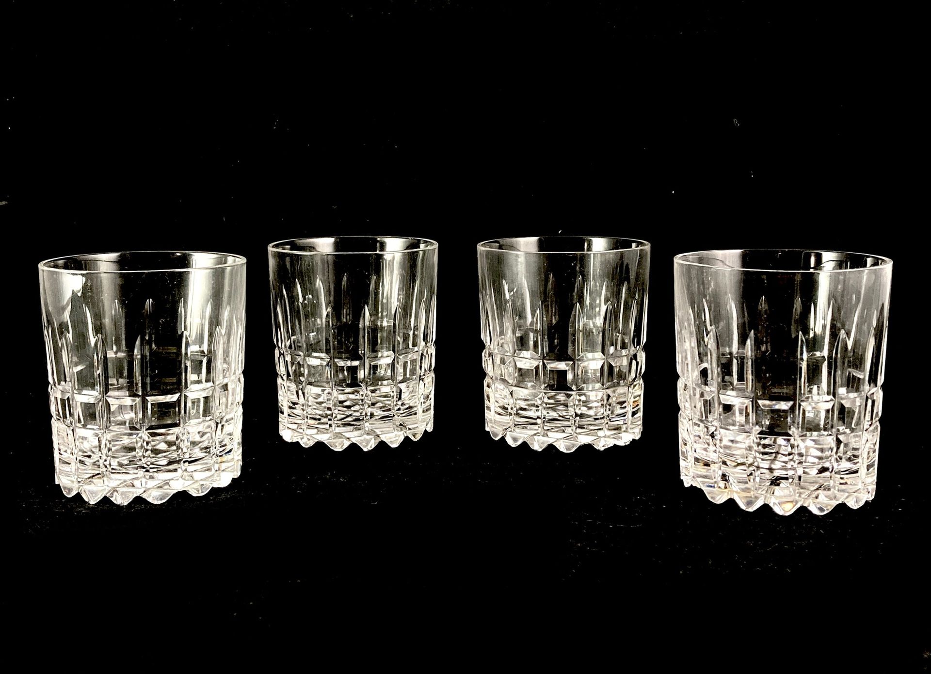 Null Suite of 4 glasses with wisky out of cut crystal. Height. 9 cm. Diam. 8 cm.
