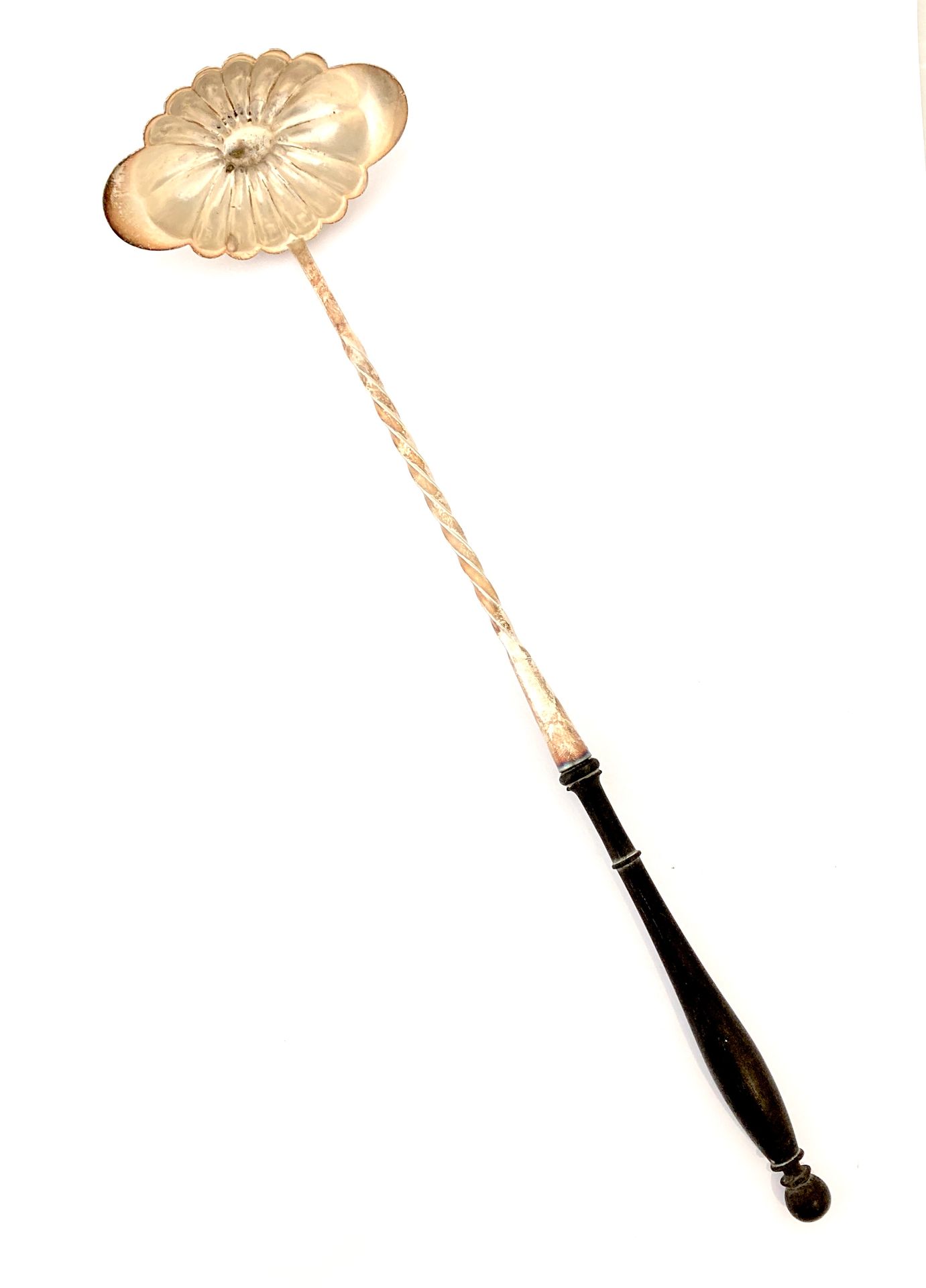 Null 姬斯多福（CHRISTOFLE）

冲孔勺

镀银金属

勺子是梭形的，有神龙的装饰，柄部的躯干结束于一个翻转的发黑的木头夹。

长36.5厘米。