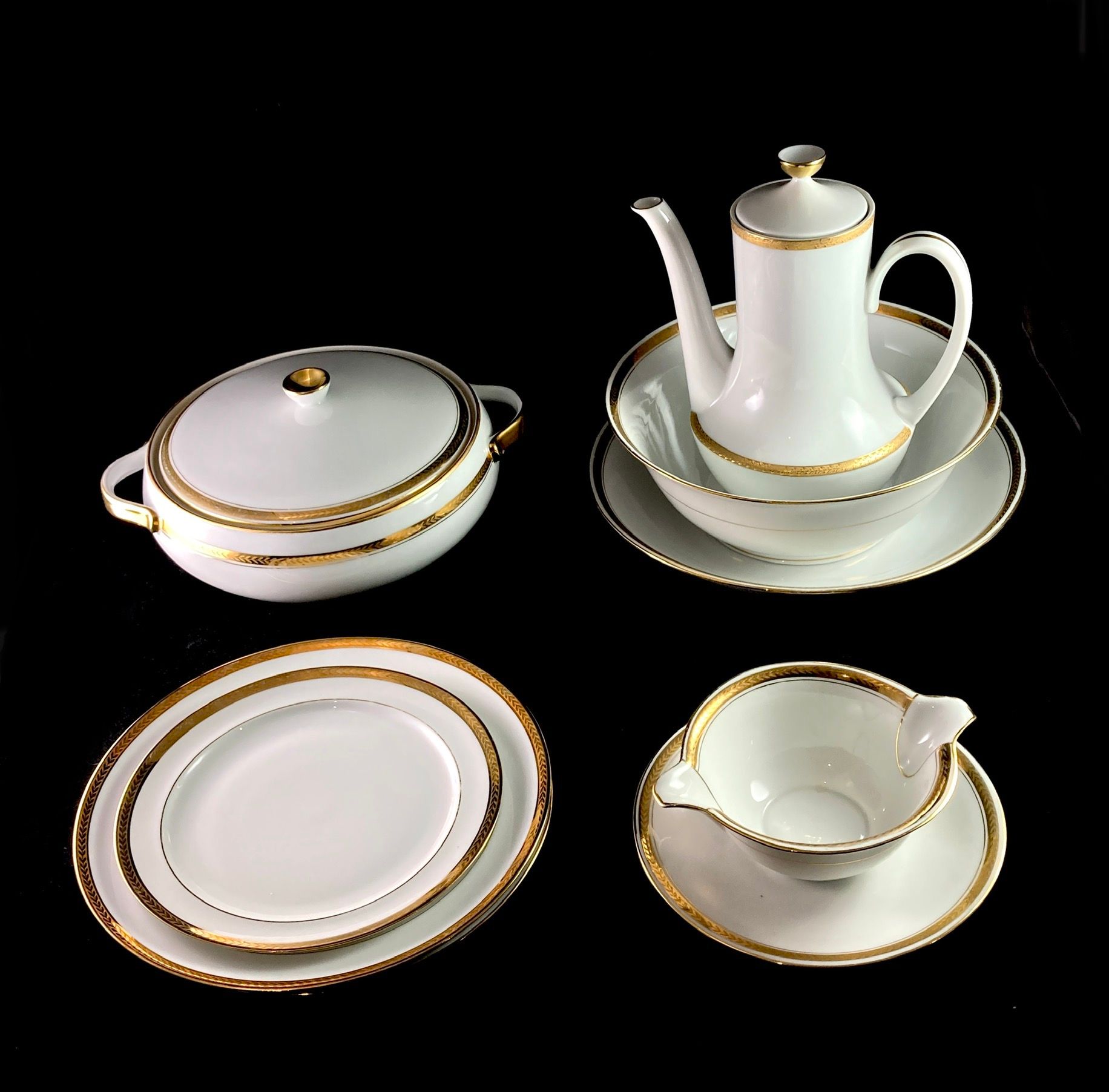 Null LIMOGES，一组白瓷餐具，金网图案，包括：37个盘子（直径23.5厘米）21个甜点盘（直径20厘米）12个汤盘（直径21厘米）3个圆盘，2个椭圆盘&hellip;