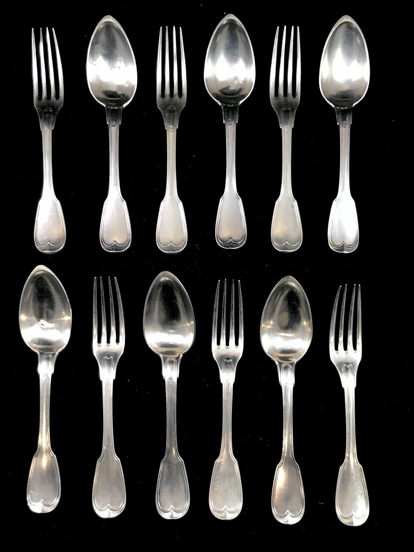 Null 一套6件的银质餐具，950°/00。净模型。巴黎（1819-1838）。总重量。1131克。有些凹痕。
