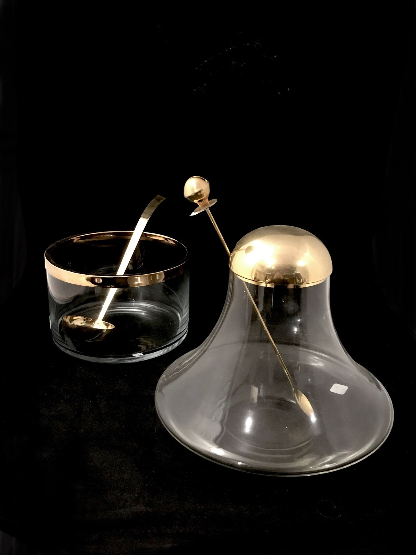 Null 套装包括两个打孔器，一个有盖，框架是鎏金金属，一个鎏金金属打孔勺。其中包括一个镀银的焦耳勺，手柄的末端形成一个铃铛，以及一个量筒。容器的高度：15和2&hellip;