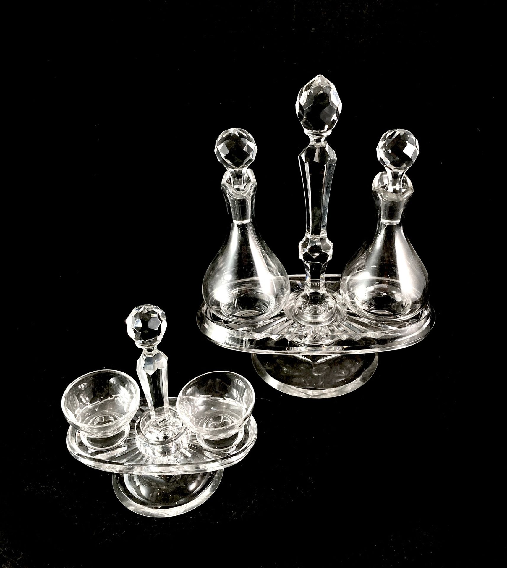 Null Servant oil-vinegar in cut crystal and molded crystal. 

Height. 26 cm. 

A&hellip;