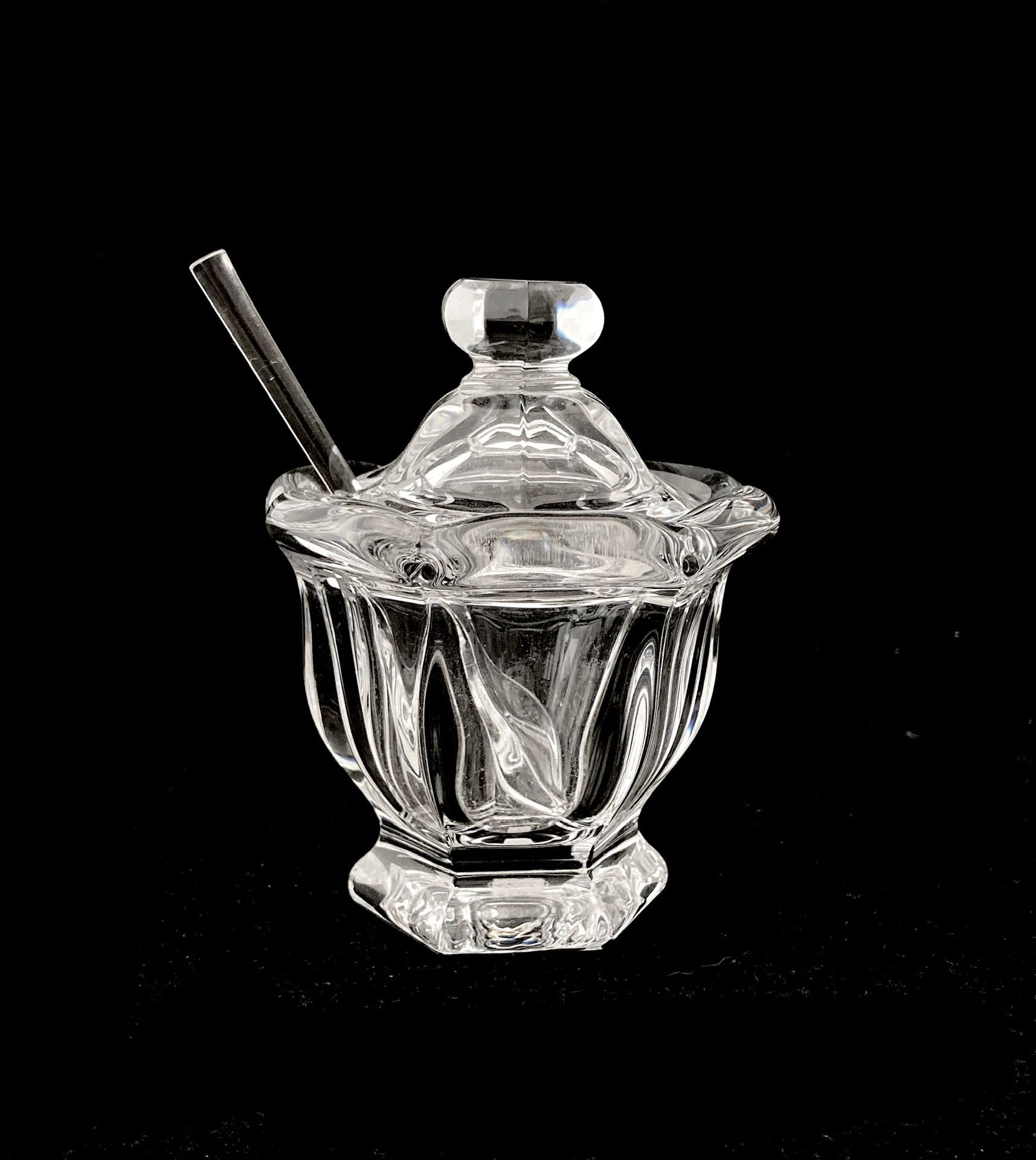 Null BACCARAT 

Mustard pot in blown crystal, with its spoon. 

Signed on the ba&hellip;