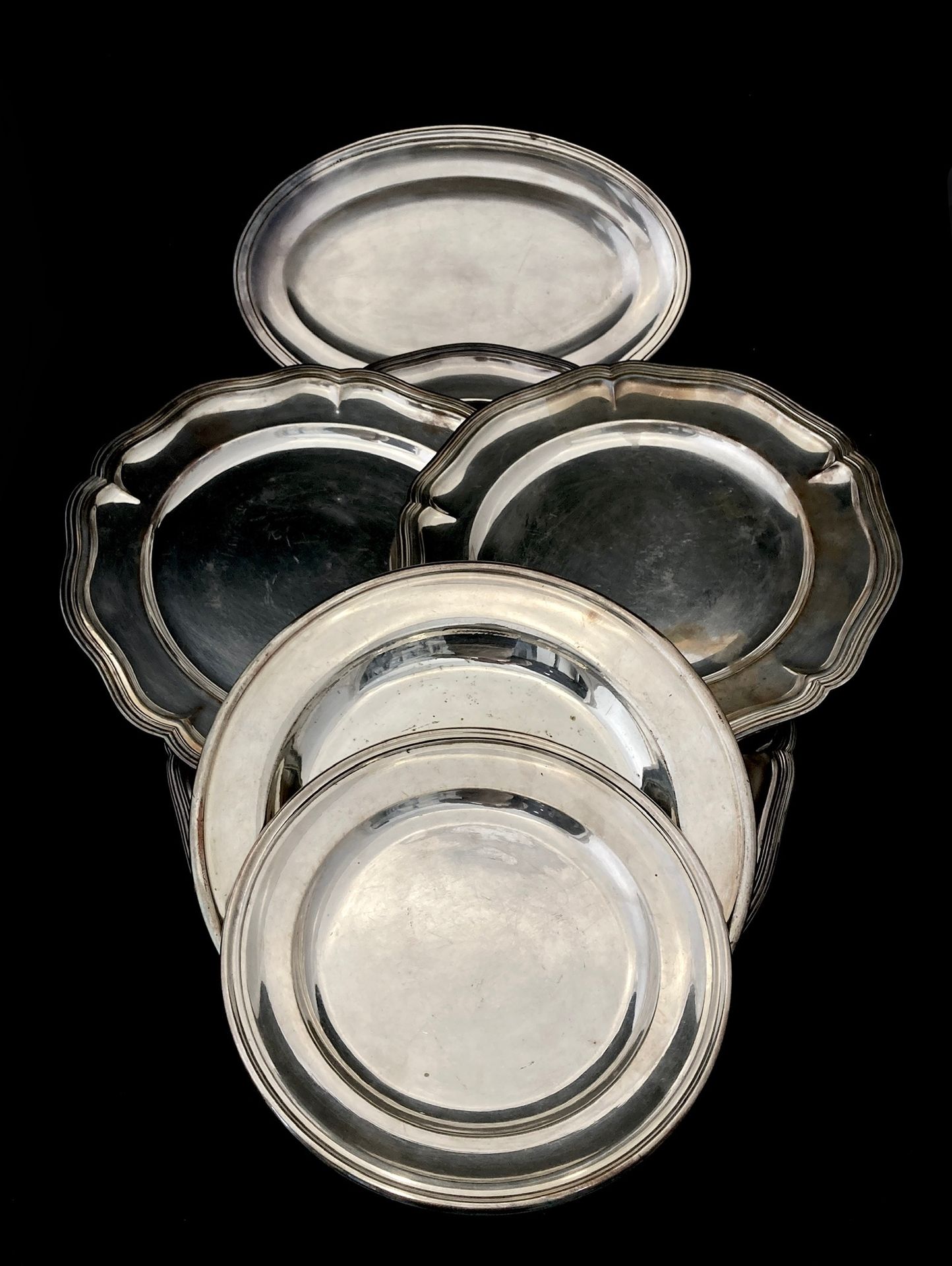Null Suite of 6 trays 

in silver plated metal including 

an important tray of &hellip;