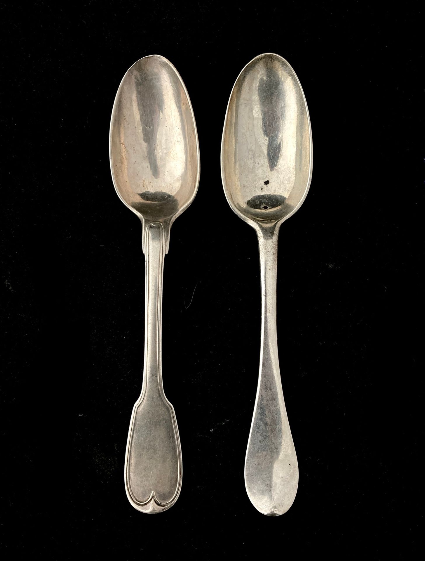 Null Suite of two spoons

in silver of the XVIIIth century.

Model with the net,&hellip;