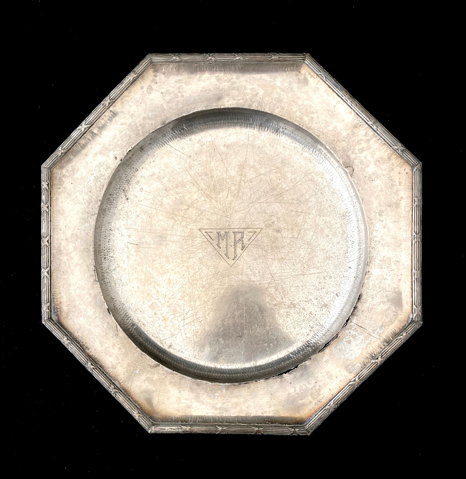 Null Plato de plata octogonal

en plata, el labio decorado con juncos en forma d&hellip;