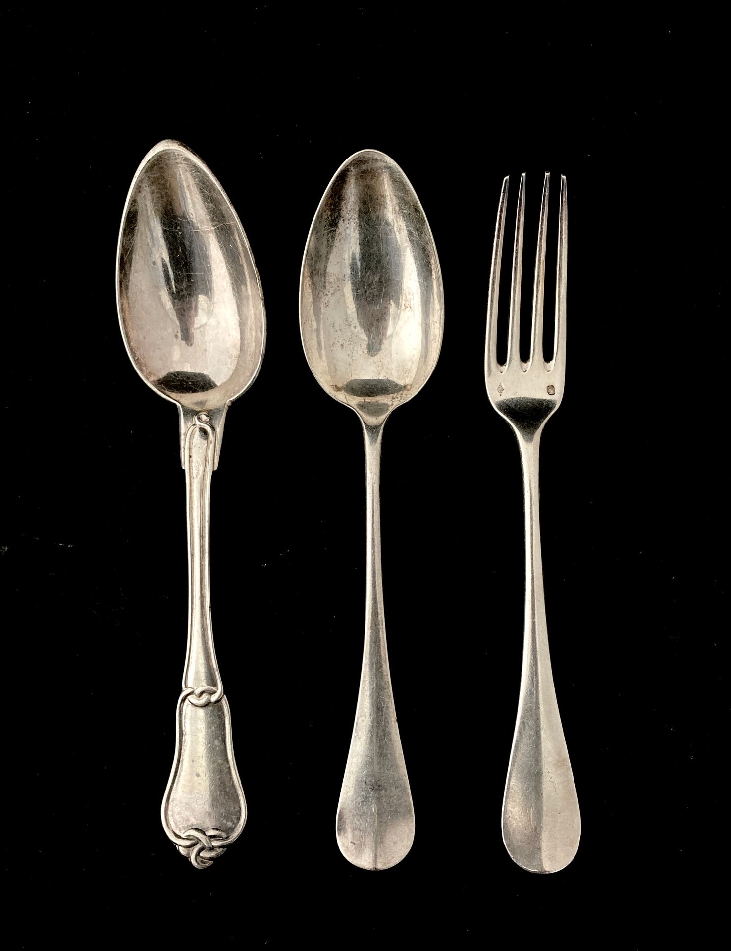 Null Un tenedor y dos cucharas 

en plata Minerva 950°/°°

decorado en relieve c&hellip;