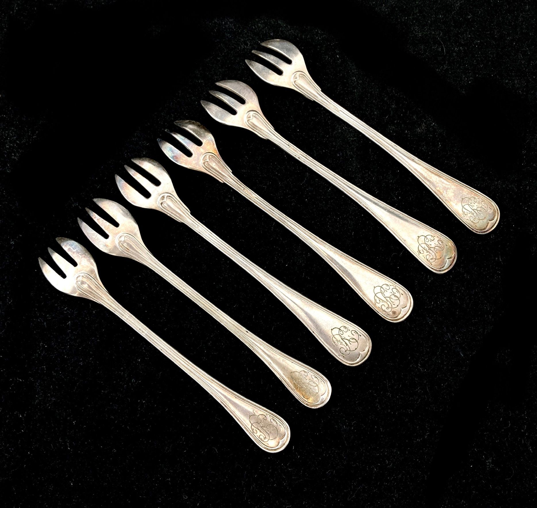 Null Suite of 6 oyster forks 

in silver plated metal 

Model with the net monog&hellip;