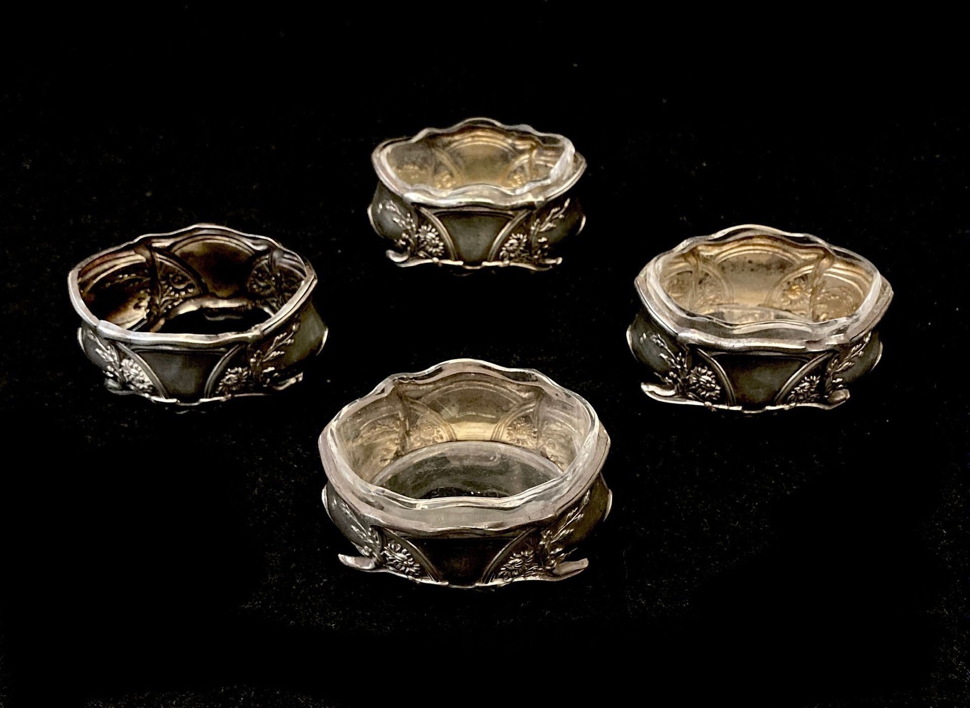 Null A set of four art-nouveau 950°/00 silver saltcellars (Minerve hallmark), de&hellip;