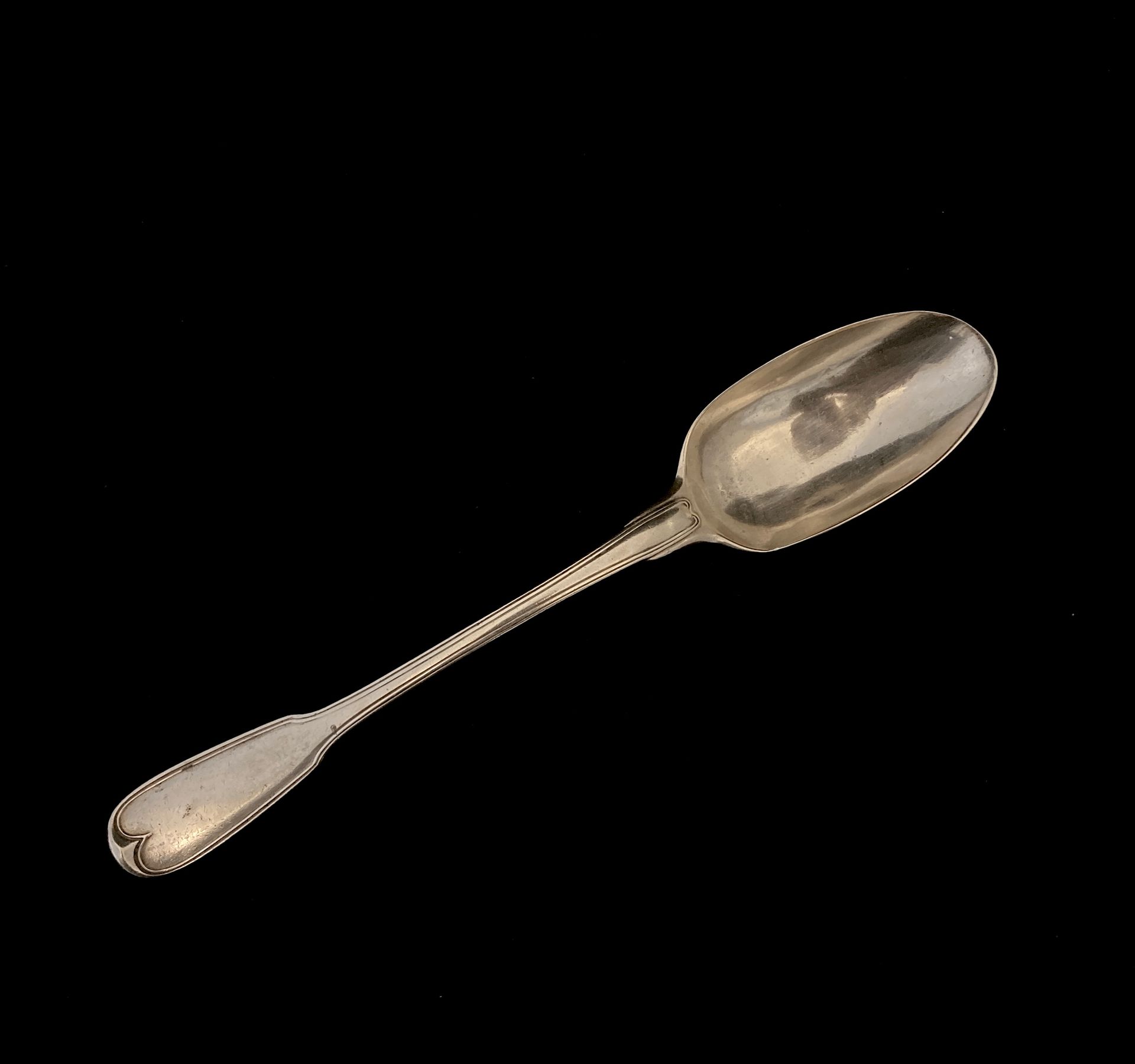 Null 一把18世纪的菲力特型银制炖菜勺。标识难以辨认。重量为132.46克。长28,2厘米。