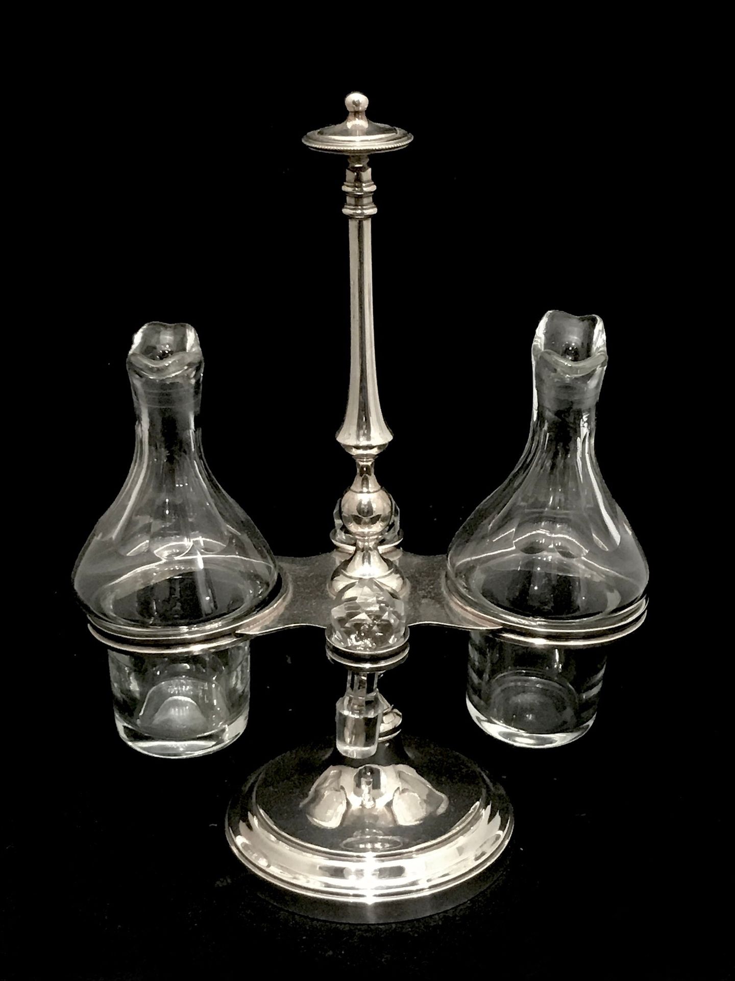 Null Oil cruet in blown and cut crystal, the mount in silver plated metal. Total&hellip;