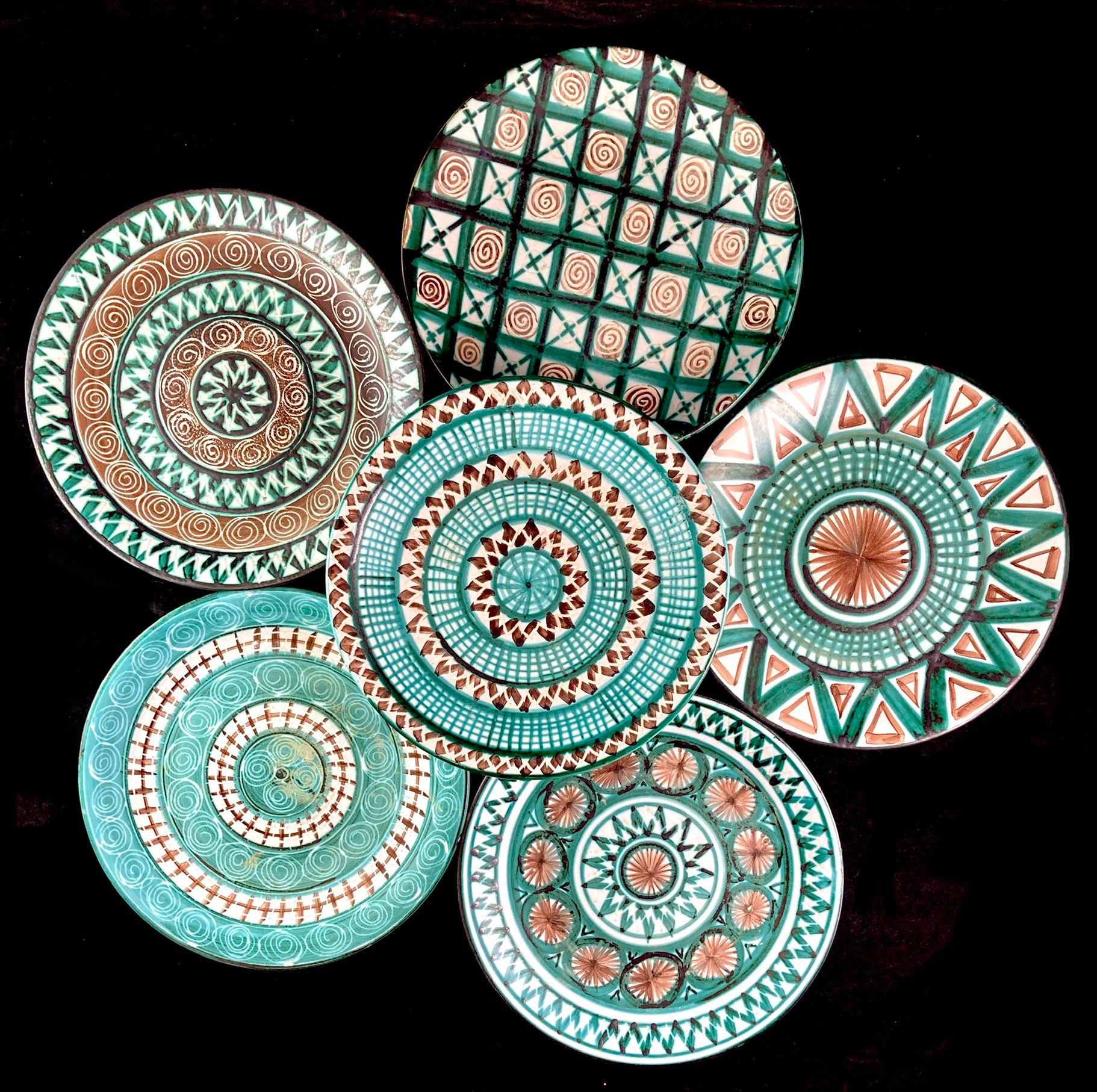 Null 罗伯特-皮考德（Robert PICAUD）为Vallauris设计的一套6个绿色和棕色釉面陶器盘子。直径24厘米。