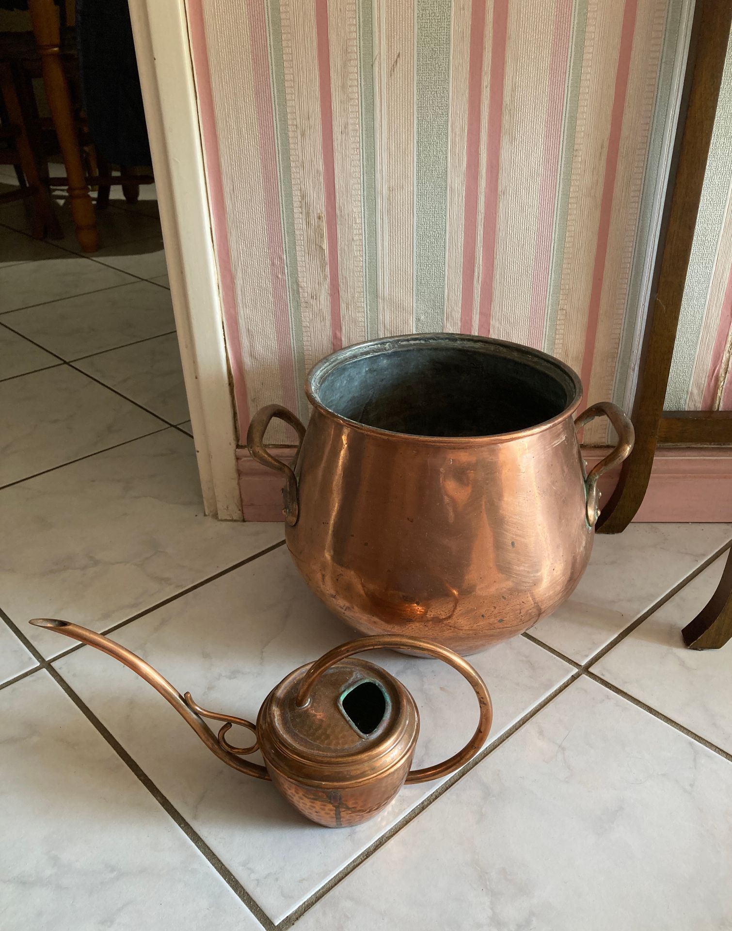 Null 
铜制套装，包括一个大锅和一个小浇水壶。高度。大锅：27.5厘米。