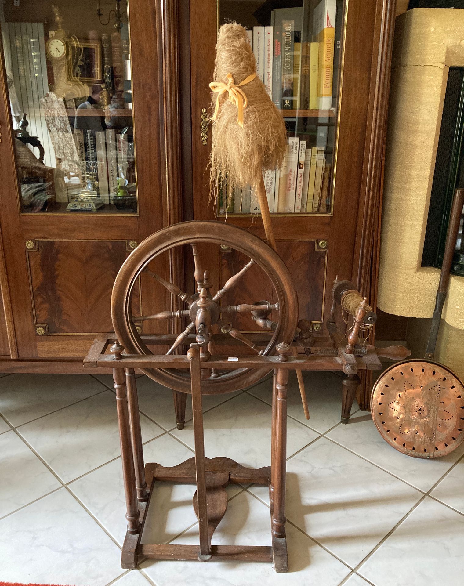 Null A spinning wheel with foot, in walnut. Some accidents. Height. Total: 84 cm&hellip;