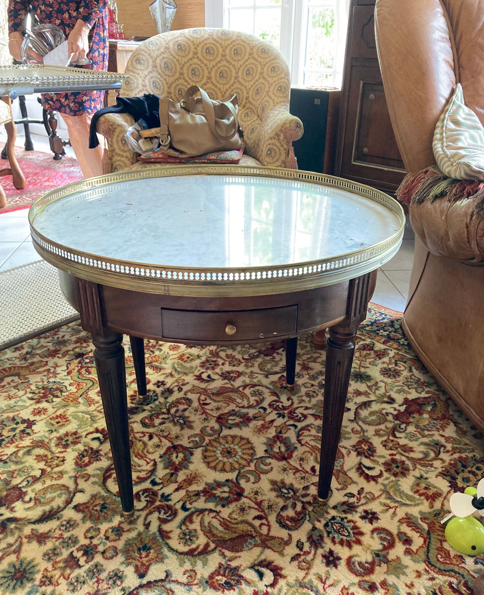 Null 一张Bouillote桌，染色木头，白色大理石桌面，铜质台阶。高52.5厘米，直径60.5厘米。路易十六风格的现代作品。