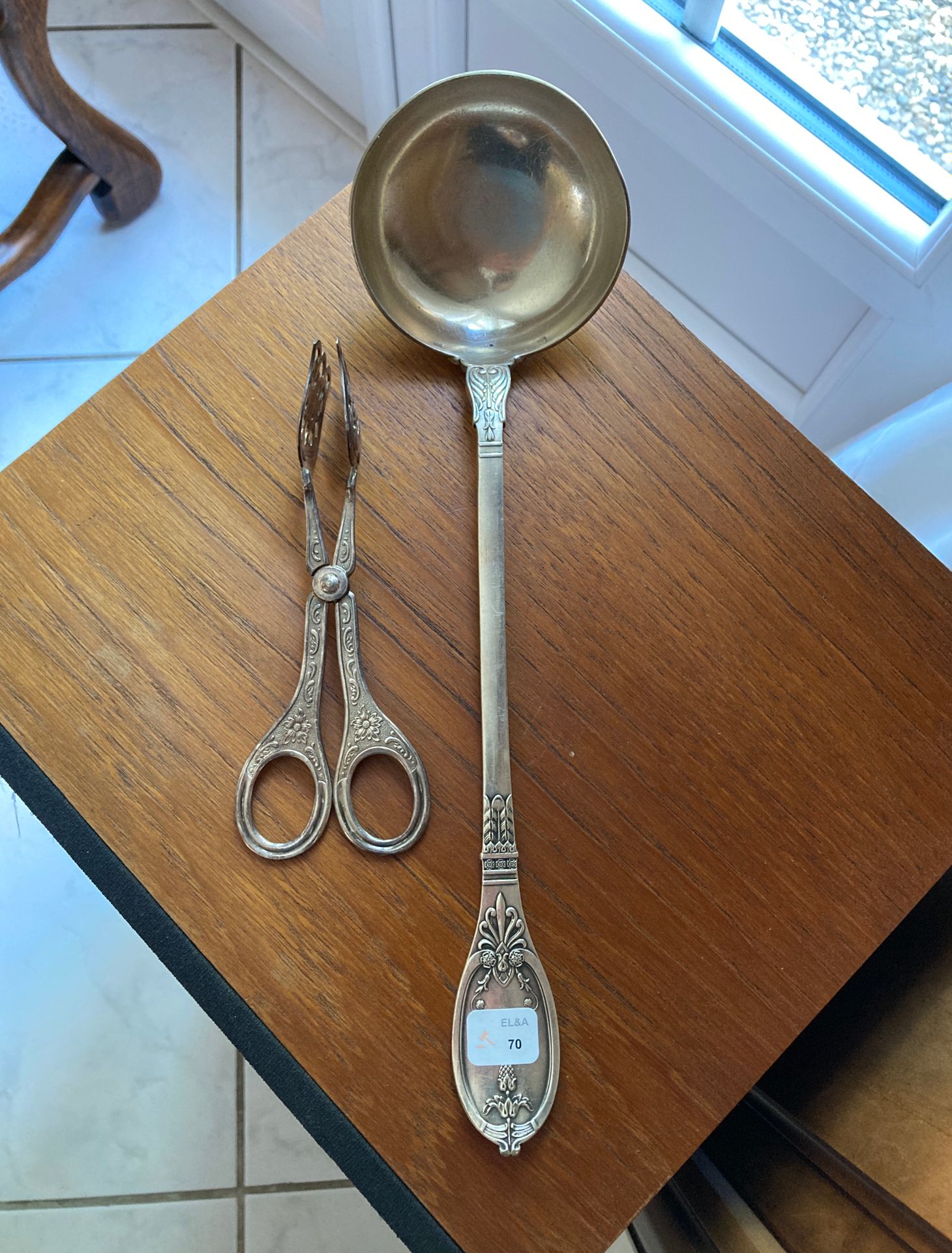Null 一个银质盘子和一个镀银的勺子。