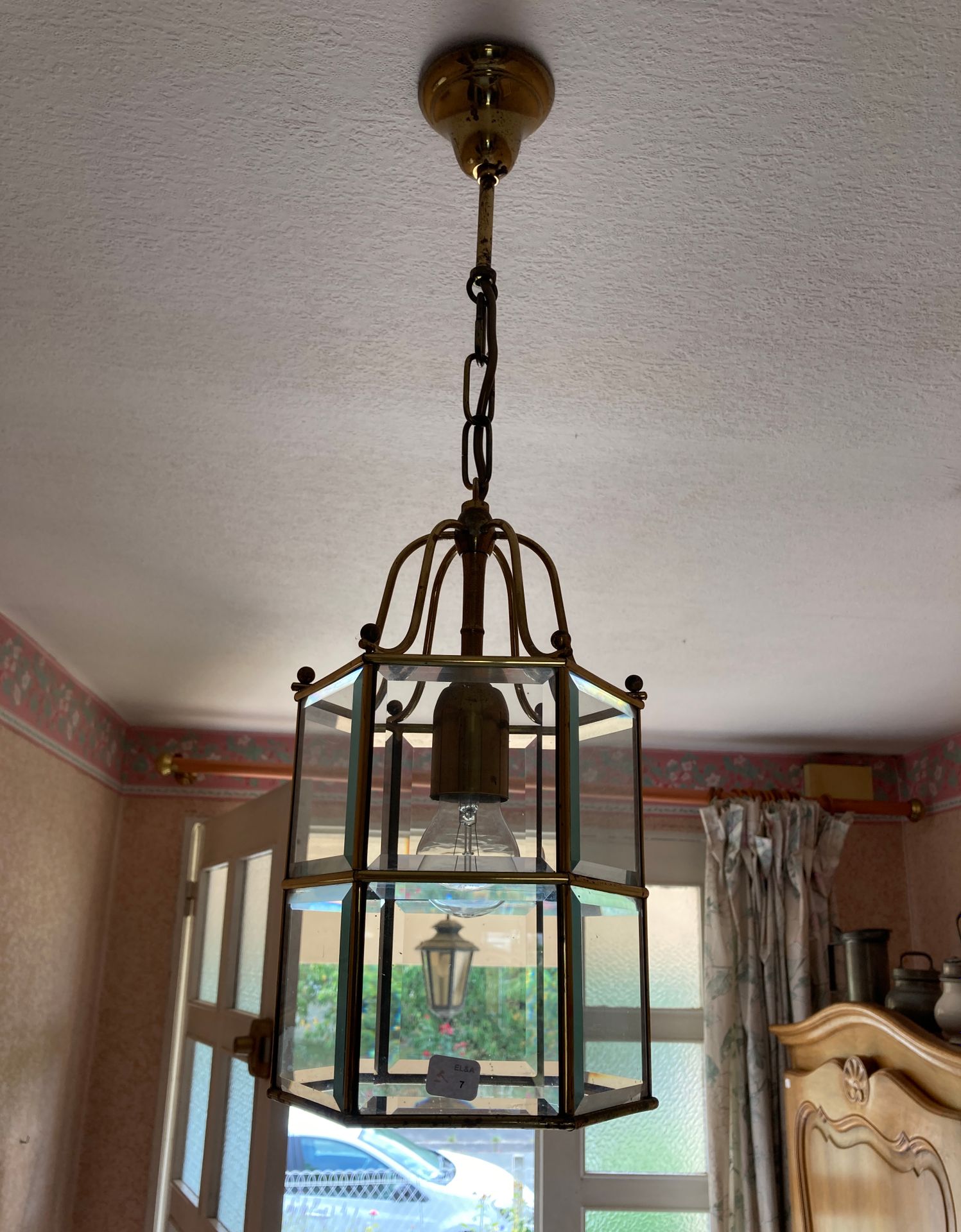 Null 鎏金金属和斜面玻璃制成的六角形灯笼。高度。带链条的总高度：61厘米。直径：19.5厘米。