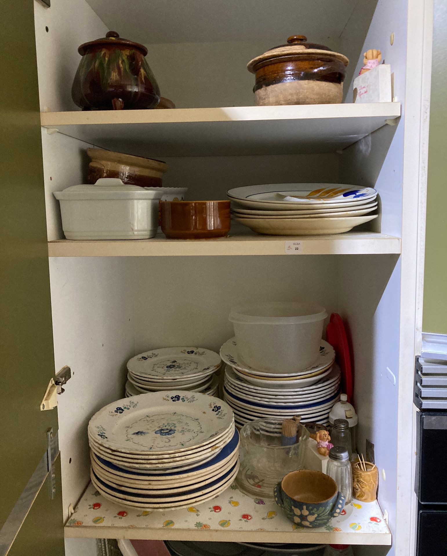 Null 厨房橱柜和架子上的全部物品，包括瓷盘。