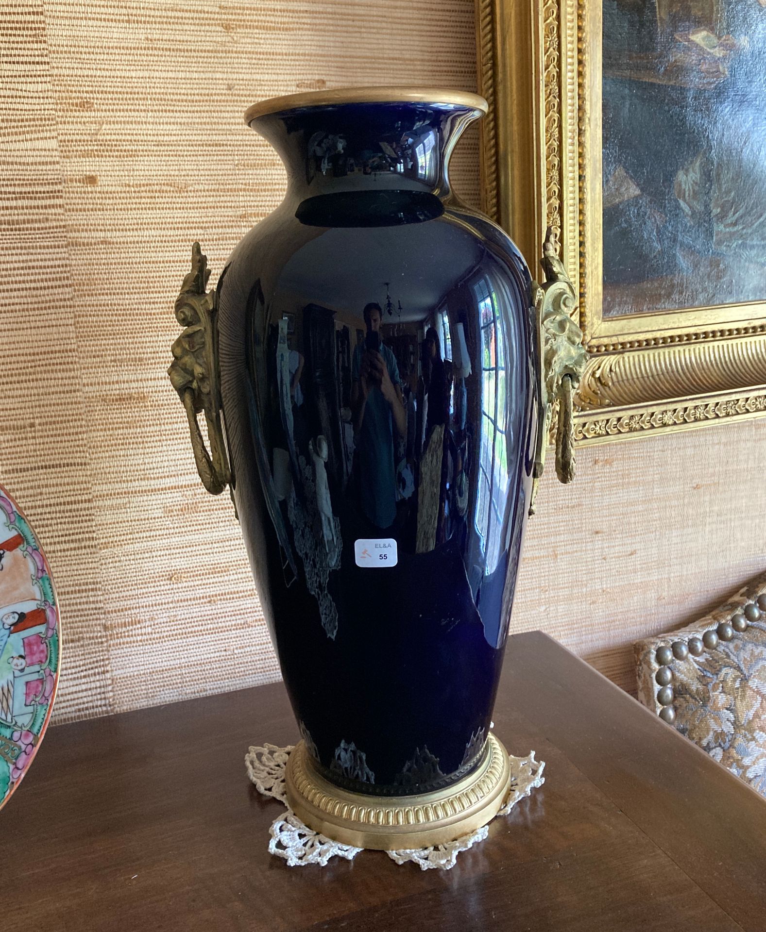 Null Une paire de vases épaulés à monture en bronze de style Louis XVI, prises l&hellip;