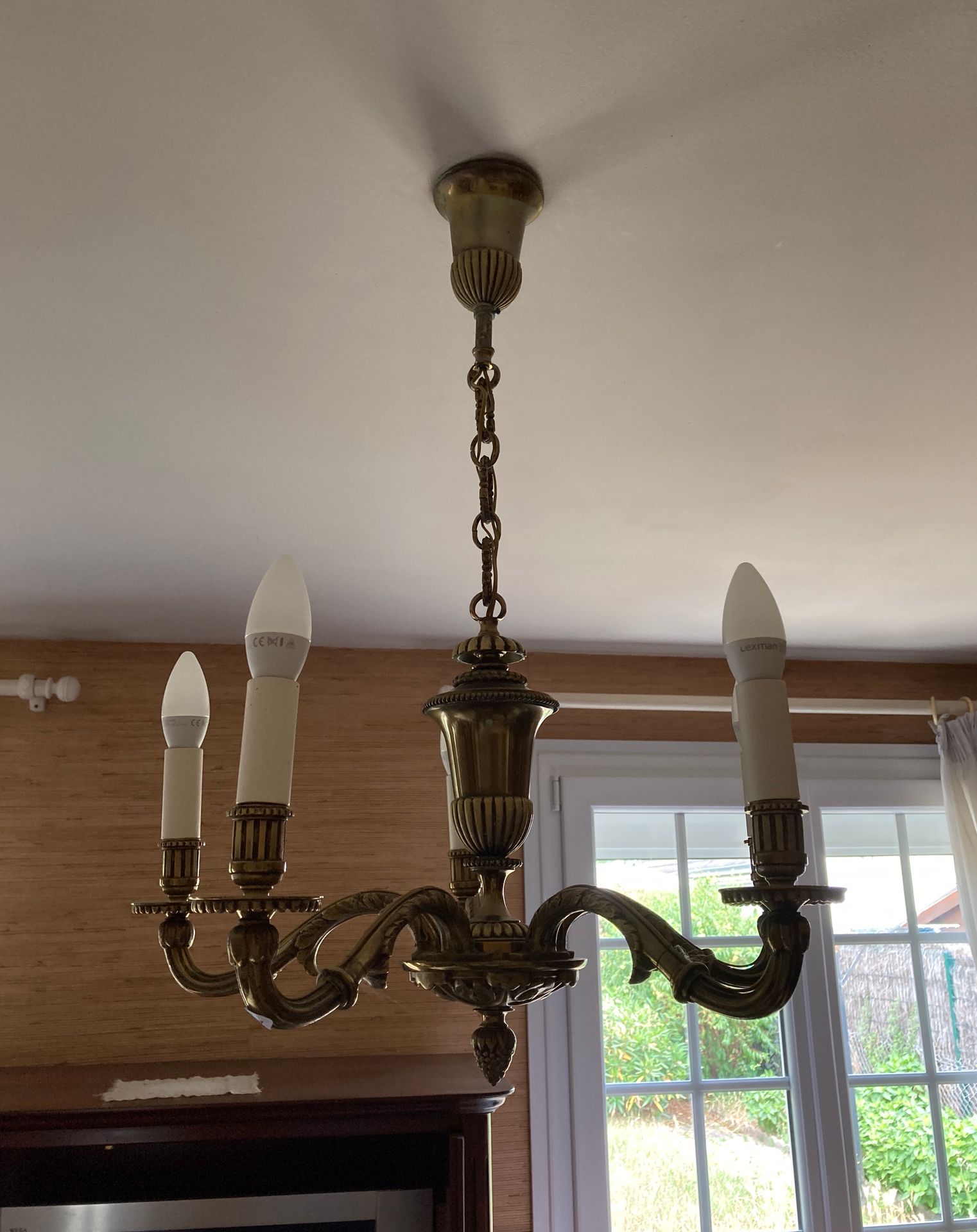 Null 
一盏黄铜五臂吊灯。路易十五风格。高度：68厘米。总高度：68厘米。