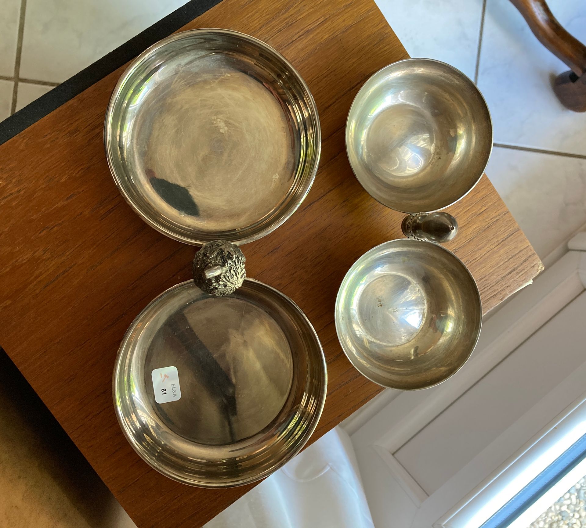 Null 两个镀银的双杯餐具。