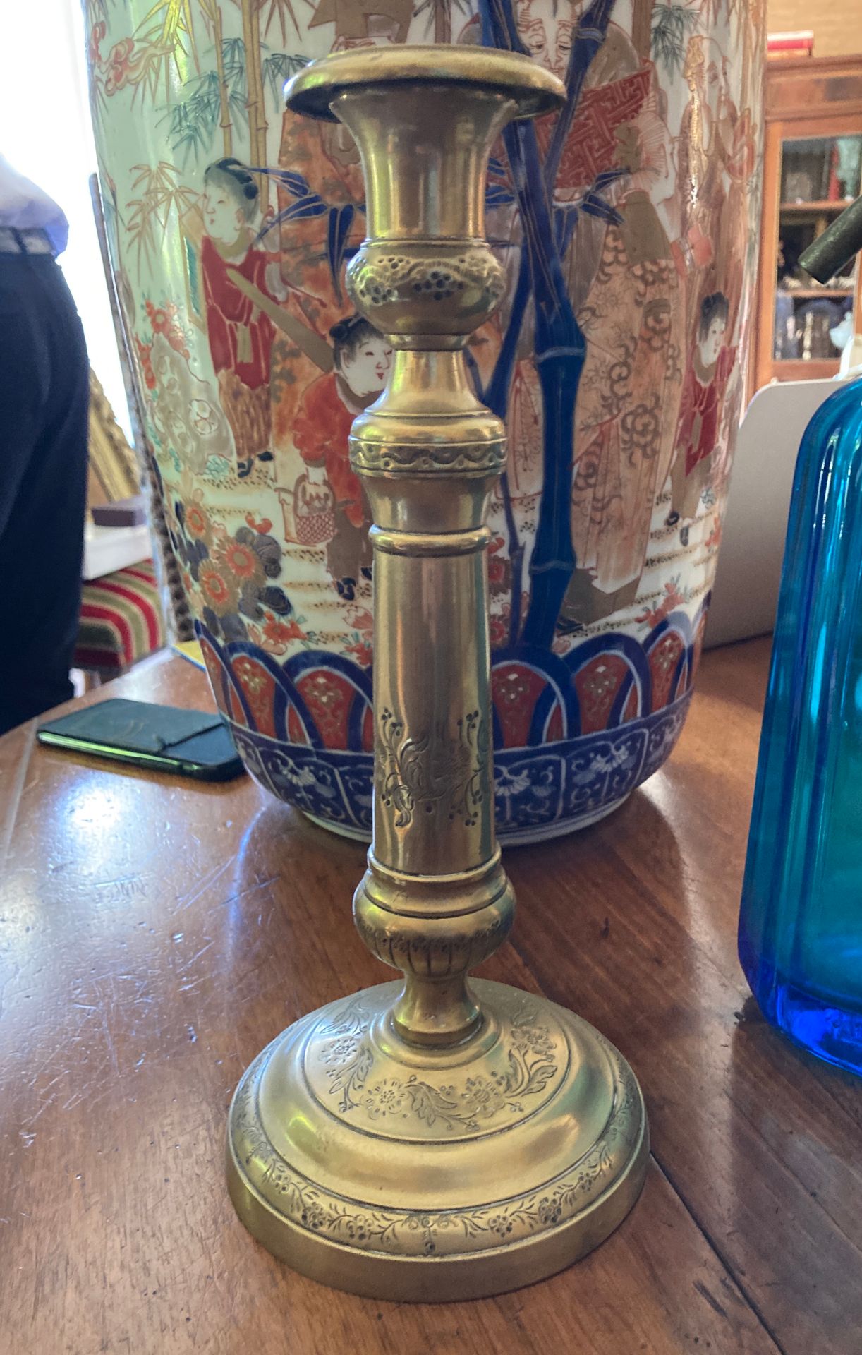 Null A brass torch. Restoration period. Height: 28,5 cm.