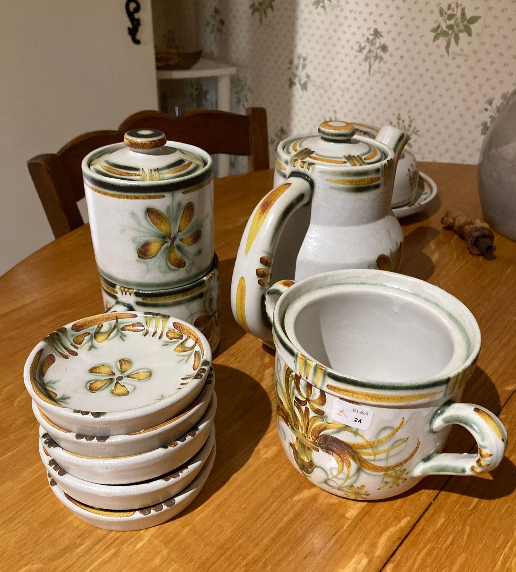 Null QUIMPER KERALUC，茶和咖啡服务的一部分，石器，有阿拉伯式装饰，包括一个茶壶（高18.5厘米），一个咖啡过滤器（高18厘米），碟子和一个糖&hellip;