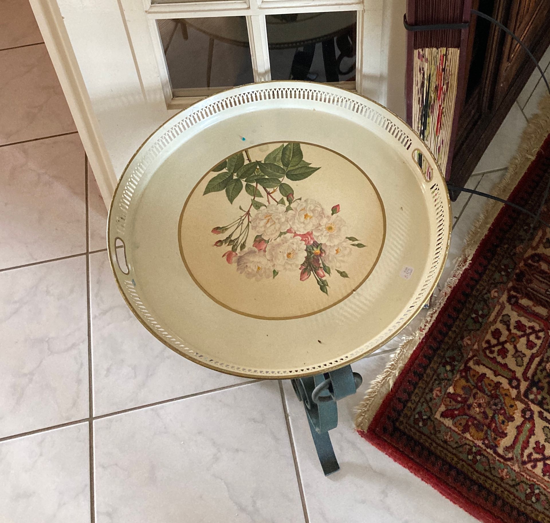 Null Lot including a large decorative fan (Long; 126 cm), and a coffee table wit&hellip;