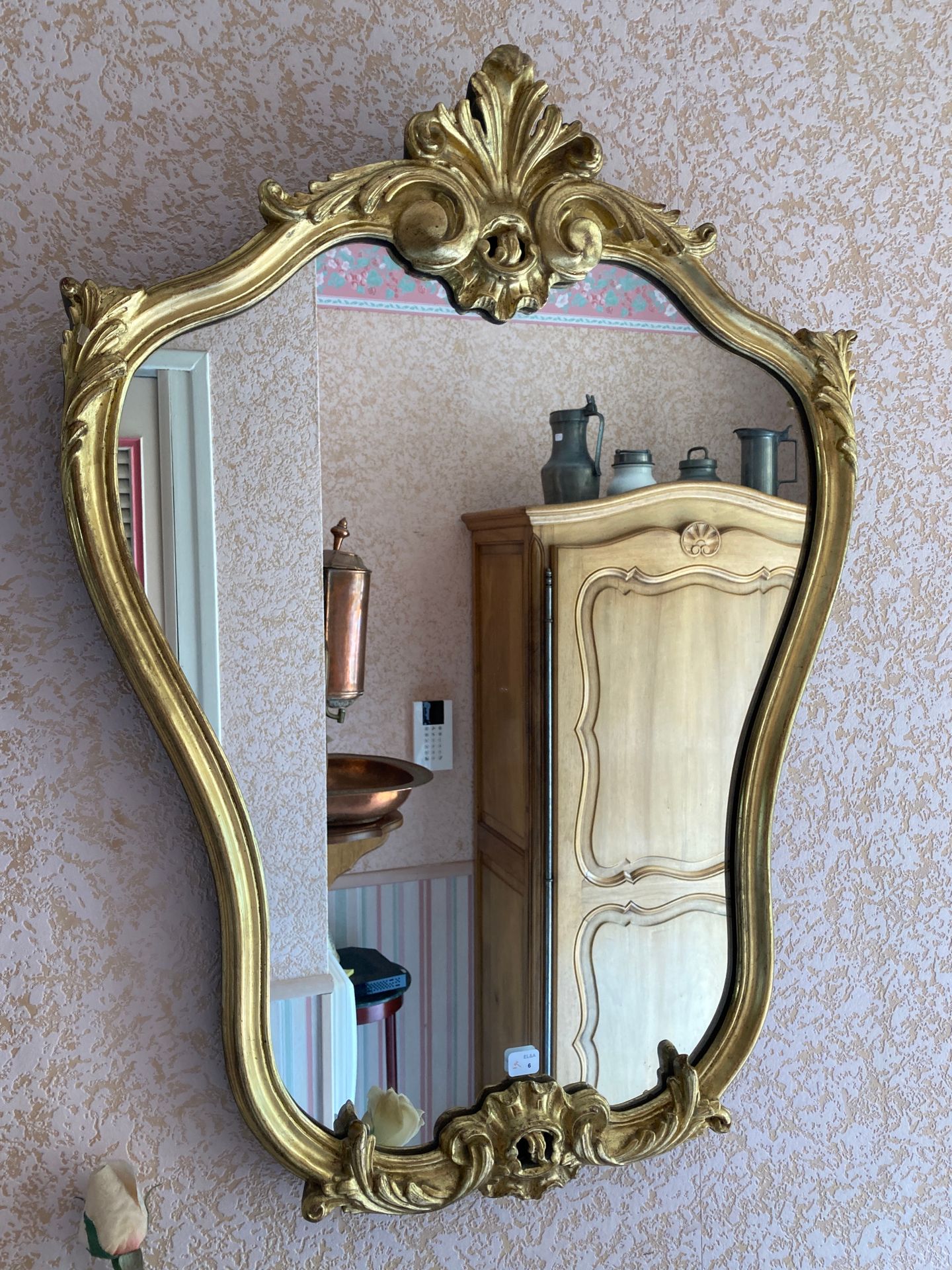 Null 
一面带有刺桐叶的木质和镀金灰泥镜子。路易十五风格的现代作品。高度：73厘米，宽度：53厘米。
