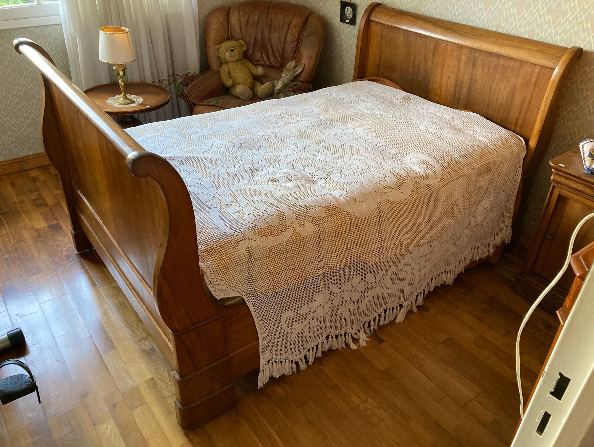 Dans la seconde chambre: 
Mobilier de chambre à coucher comprenant un bois de li&hellip;