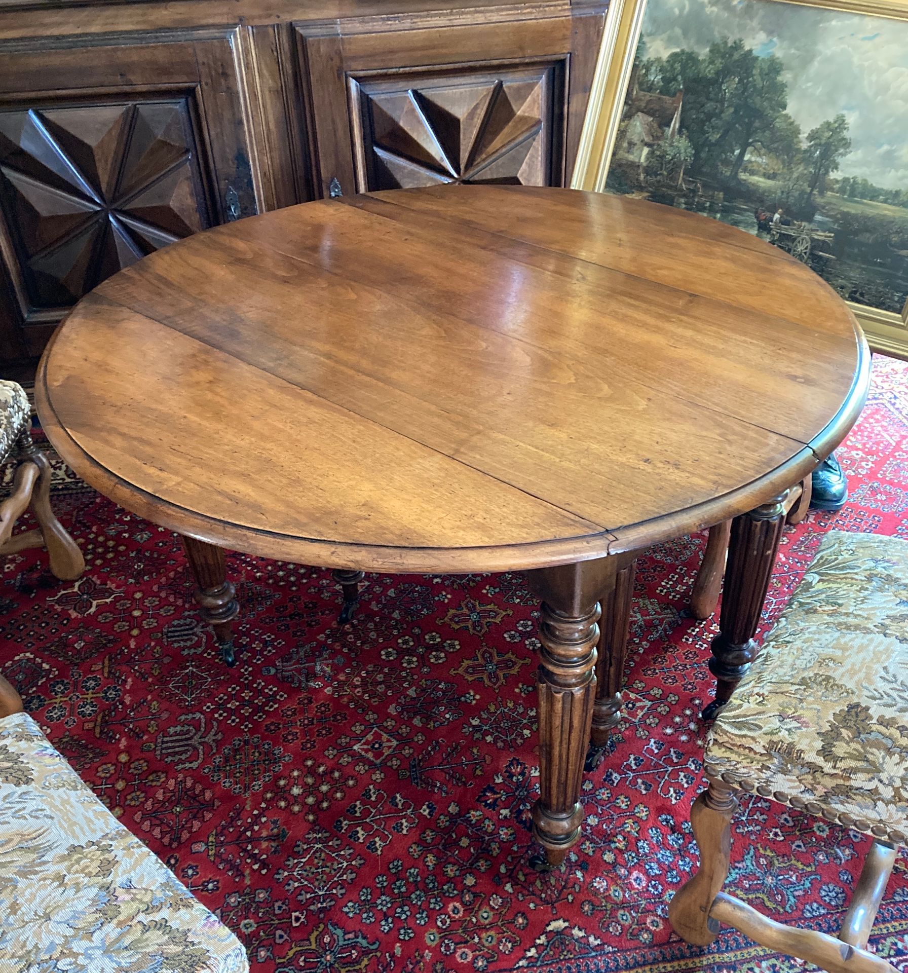 Null 一张胡桃木圆桌，搁置在6条车腿上。路易-菲利普时期。

高度：72.5厘米，直径：115厘米。