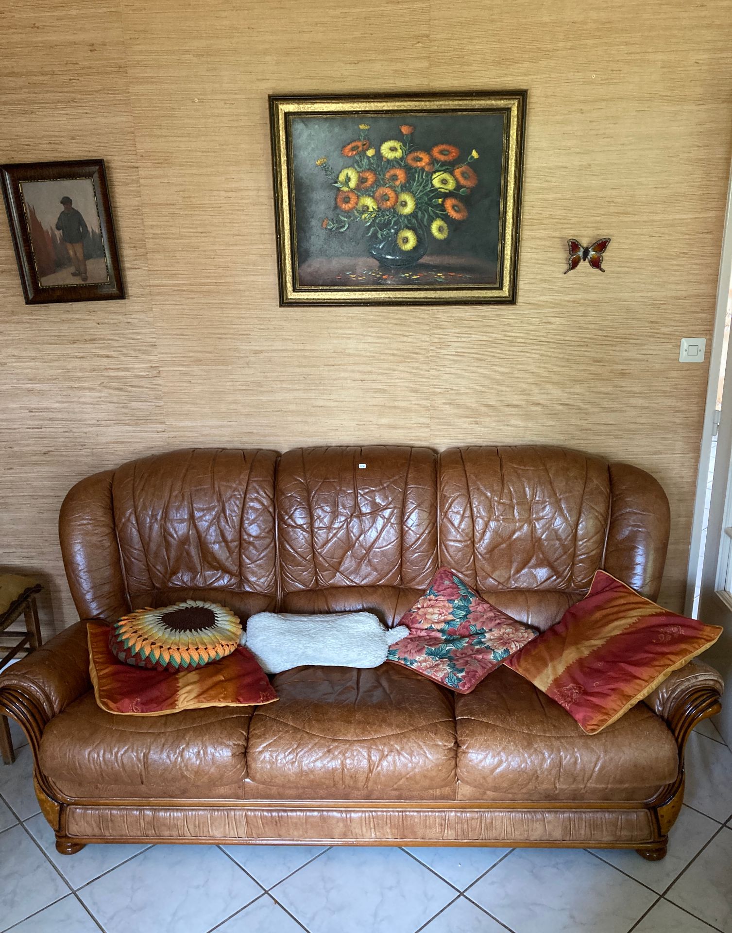 Null 
一套哈瓦那皮革和木质框架的客厅家具，包括一个三座沙发和两个扶手椅。附有两张机械地毯，一张是波斯的，另一张是高加索的。