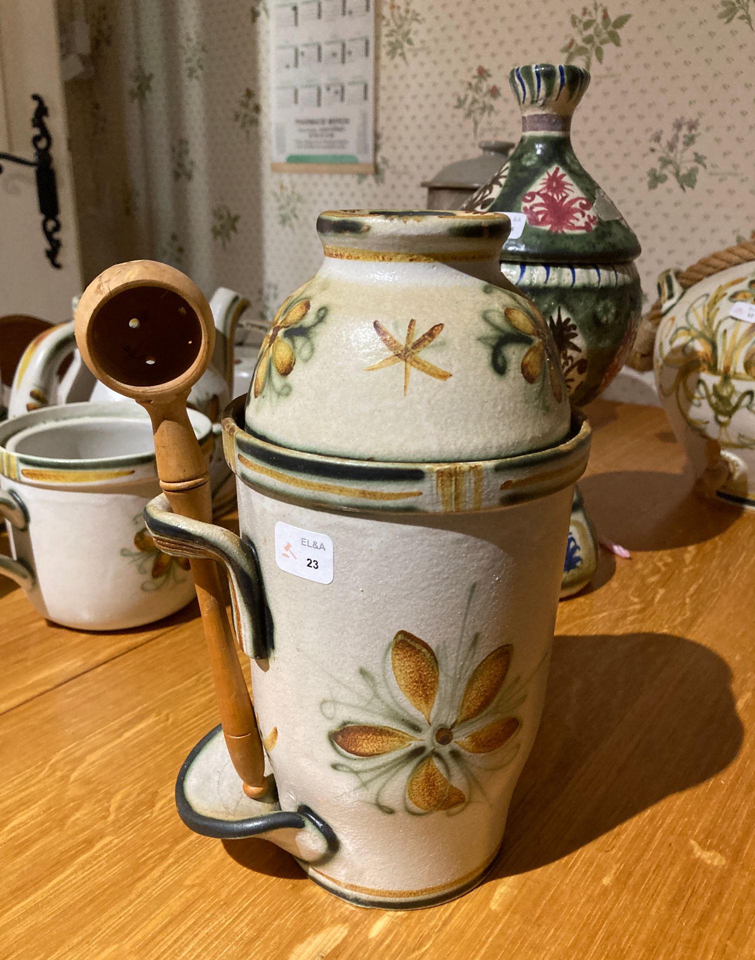 Null QUIMPER KERALUC - 一个带有阿拉伯式装饰的炻器橄榄罐，其碗/盖和胡桃木勺。高24厘米。
