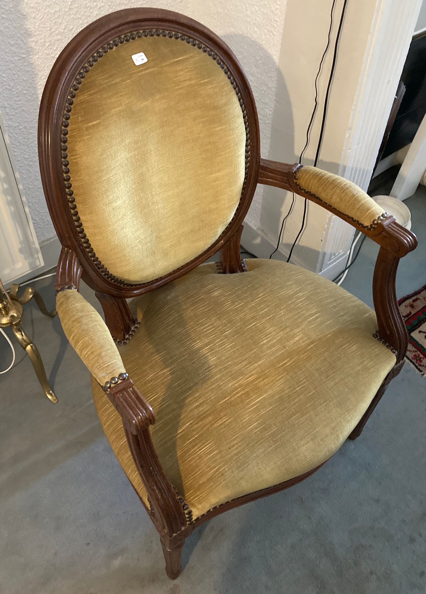 Null Un fauteuil médaillon cabriolet, de style Louis XVI.