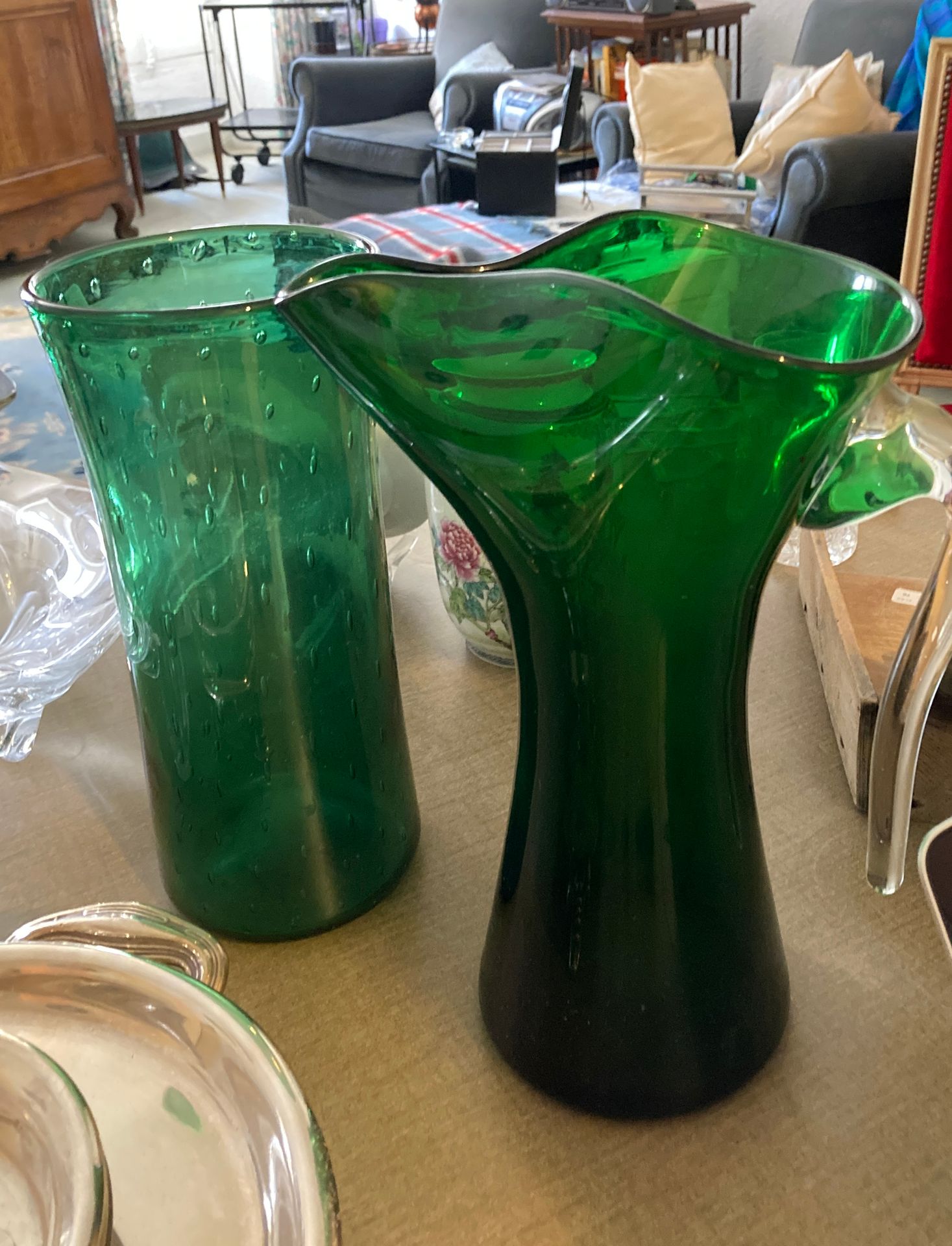 Null 一套绿色玻璃制品包括一个水壶，插座是热装的，还有一个管状花瓶。可能是意大利人的作品。高度：31厘米。