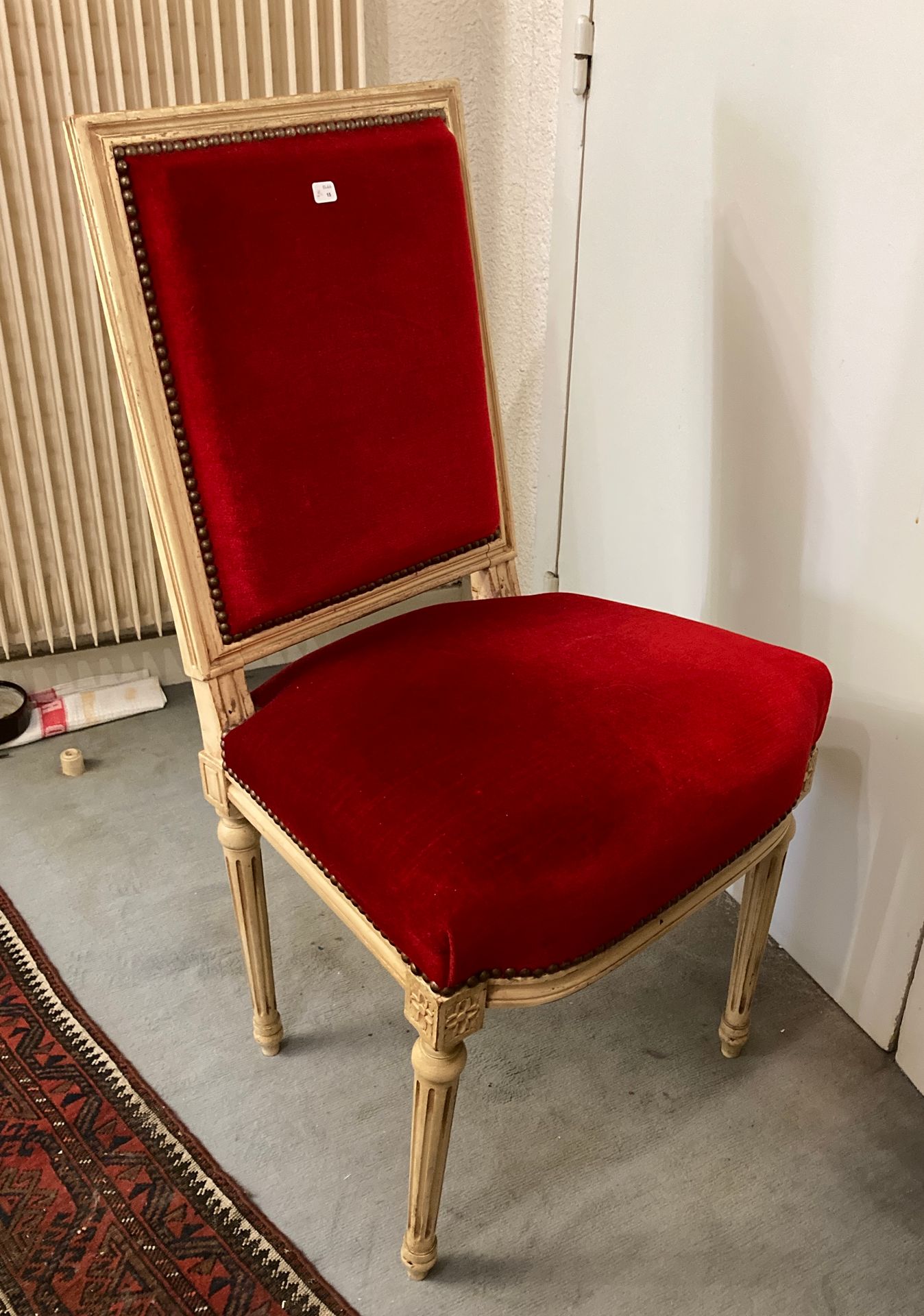 Null 两把路易十六风格的椅子，乳白色漆木。红色天鹅绒内饰。磨损的