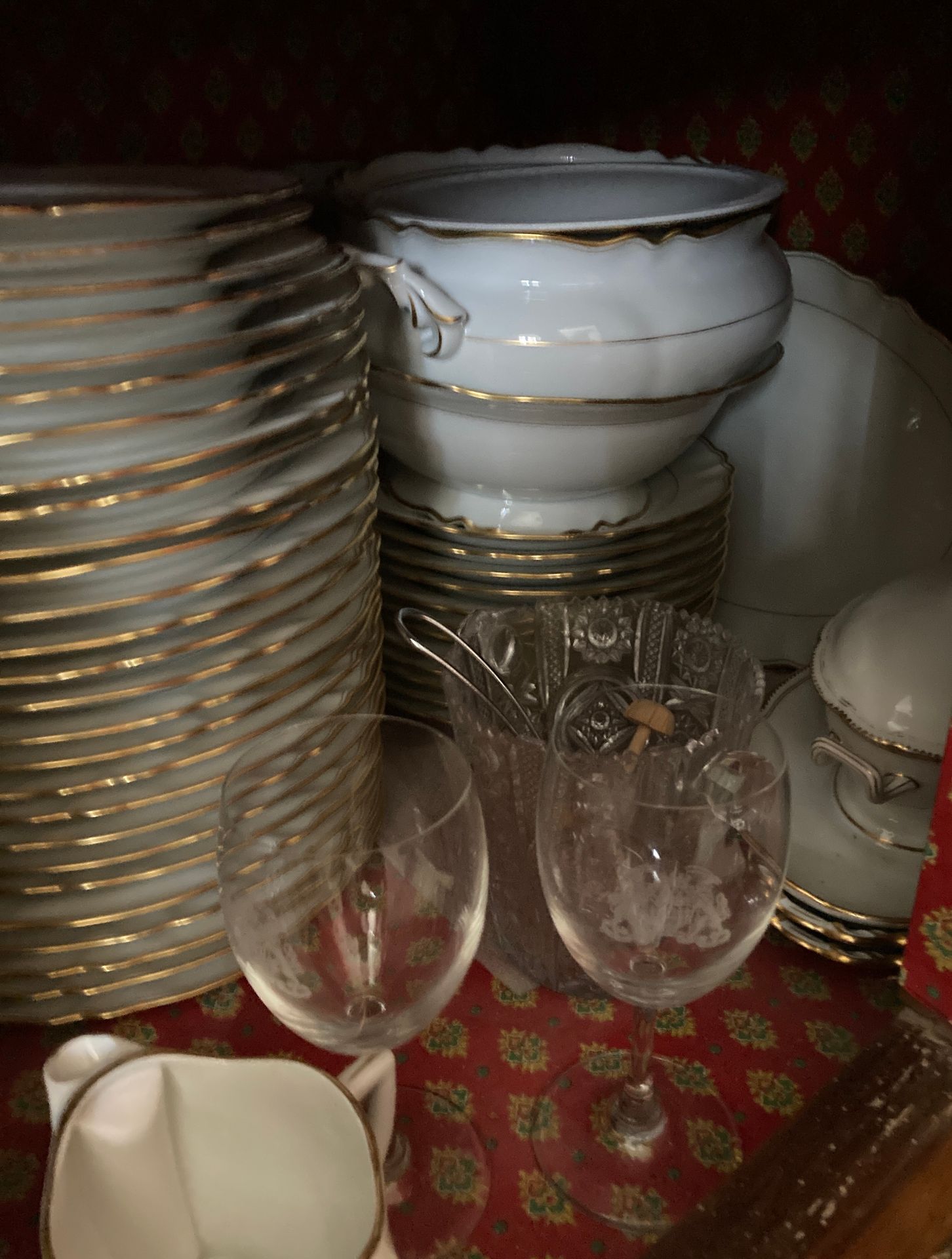 Null 柜子里的东西包含一个瓷器晚餐服务，边缘有 "H.D "的装饰。盘子，甜点盘，汤盘，椭圆盘，圆盘，装盘，装杯，酱船。有第二个芦笋服务，瓷器，有花卉装饰，&hellip;