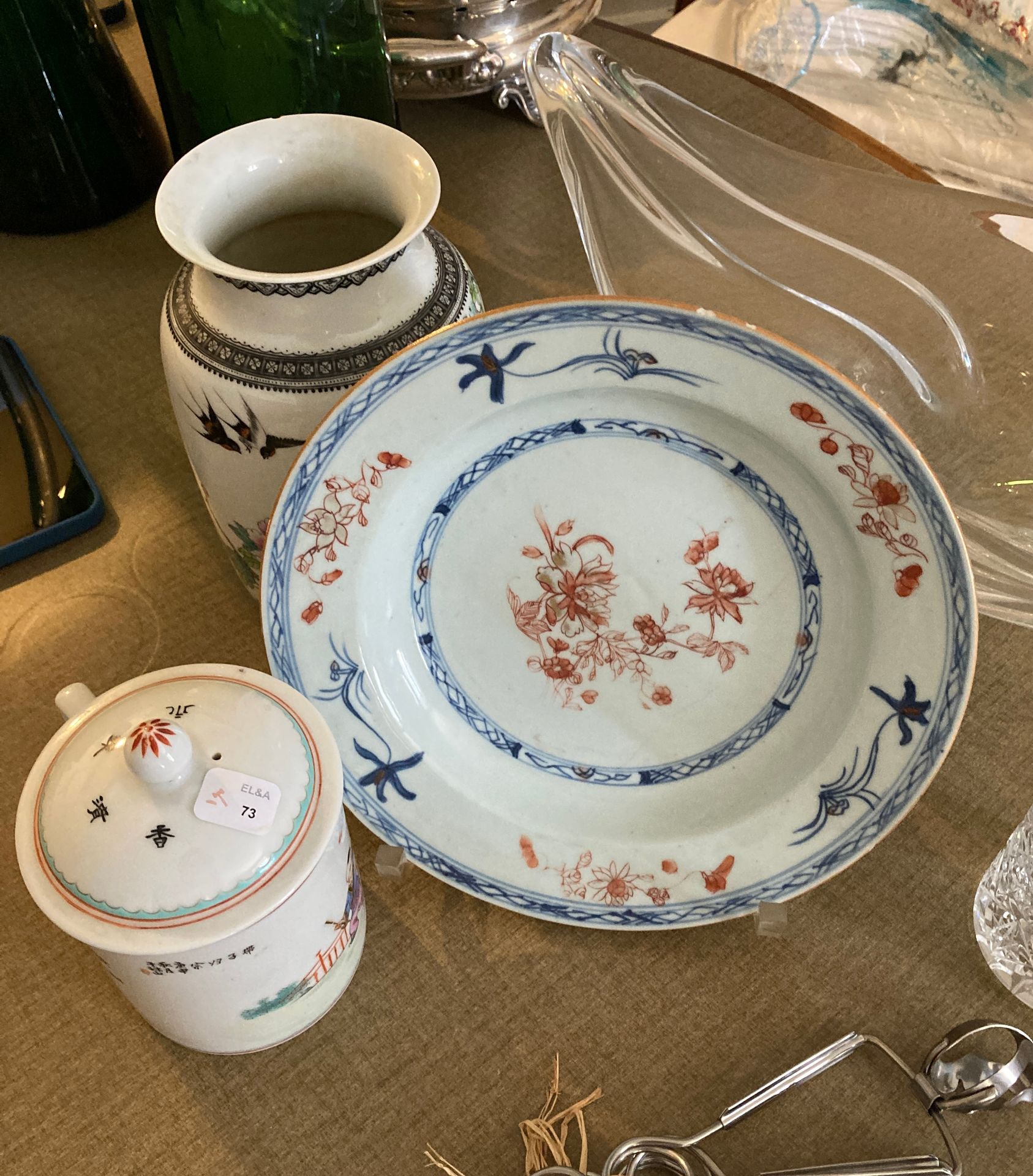 Null 中国 - 一套现代瓷器包括一个有盖的杯子，一个有肩的花瓶（唇部有缺口）和一个汤盘。