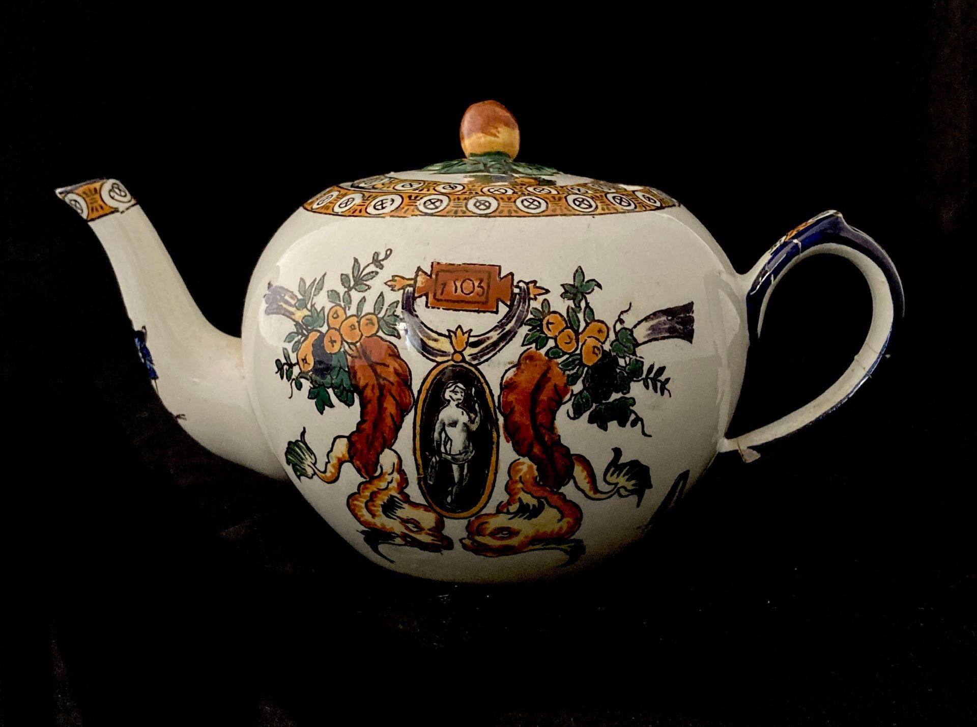 Null GIEN

带有文艺复兴风格装饰的陶制茶壶。

高11厘米。

断裂的手柄被粘回去了。

附上。

吉恩，三个来自Wagons Lits公司的盘子。
&hellip;