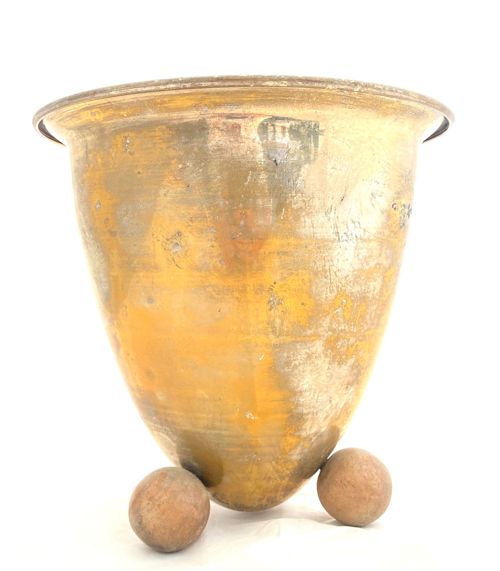 Null 一个镀金的金属截顶锥状香槟印章，放在三个天然木球上。

1930-40年代的作品。

高21,2厘米。直径21.5厘米。

镀金的部分已经丢失。