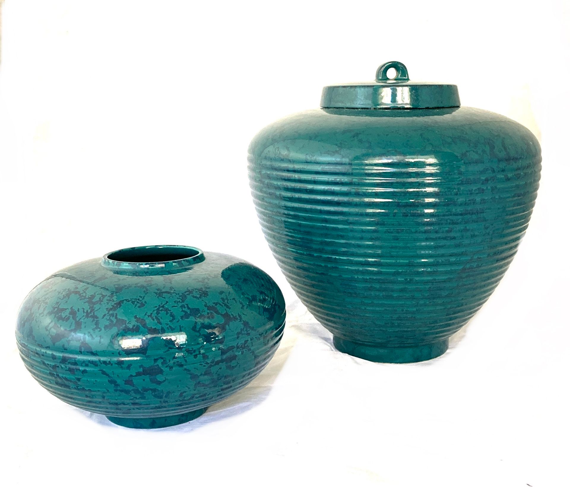 Null St Clement

Pair of vases with striated belly, the cover green duck.

One c&hellip;