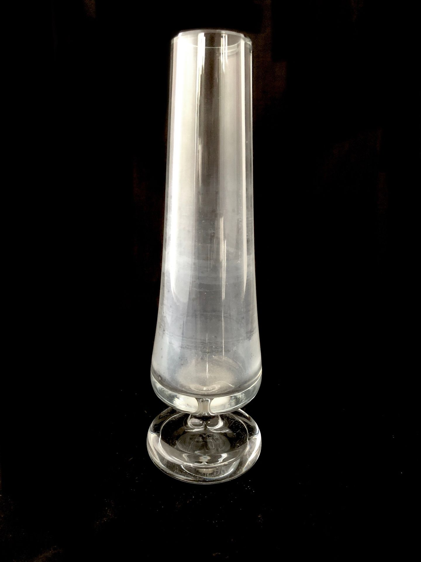Null BACCARAT

Vase soliflore en cristal.

Signé au tampon au revers.

Haut. 27,&hellip;